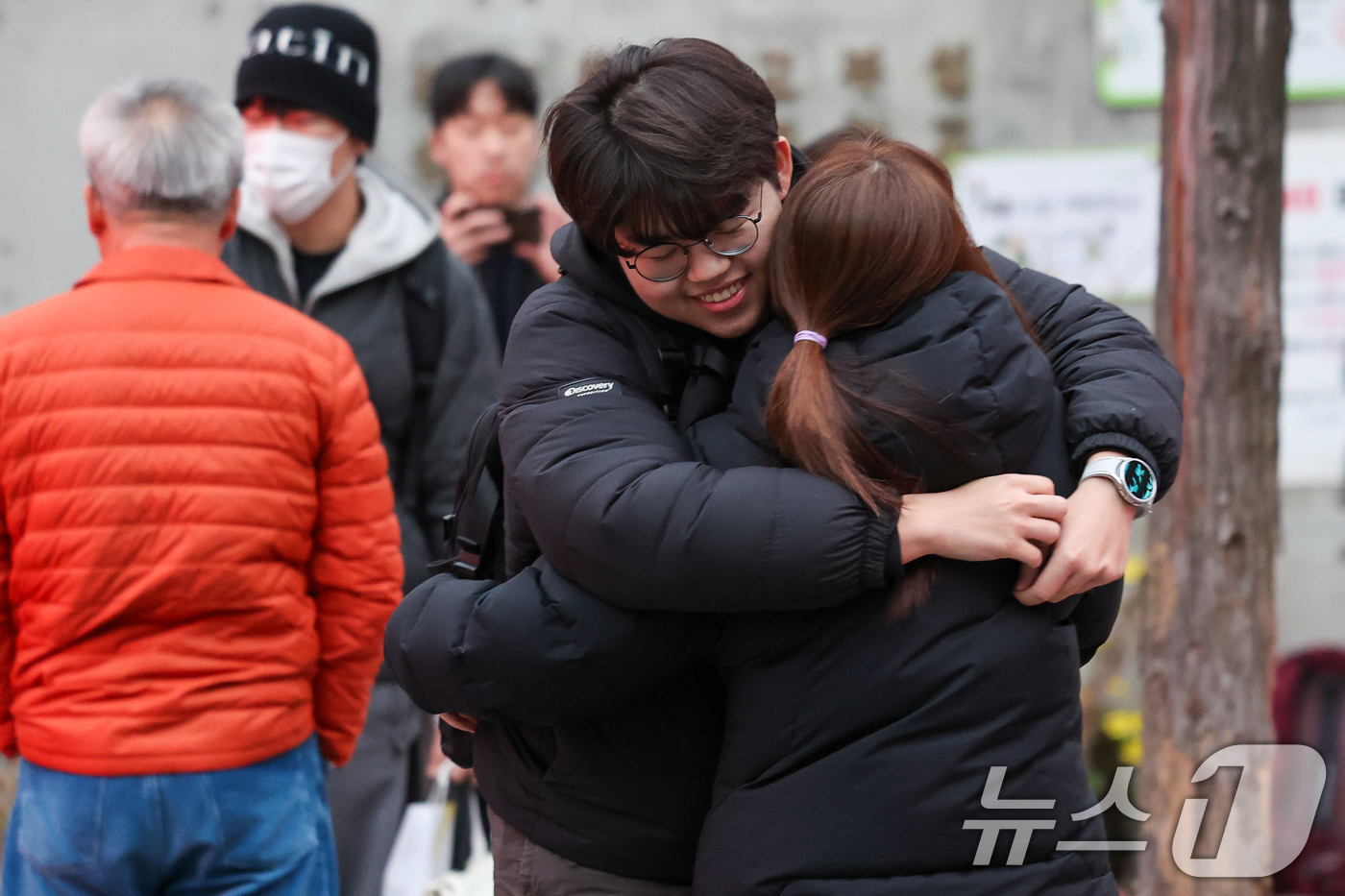 (서울=뉴스1) 안은나 기자 = 2026학년도 대학수학능력시험일인 13일 오전 서울 종로구 경복고등학교 앞에서 한 수험생이 어머니와 포옹하고 있다. 2025.11.13/뉴스1