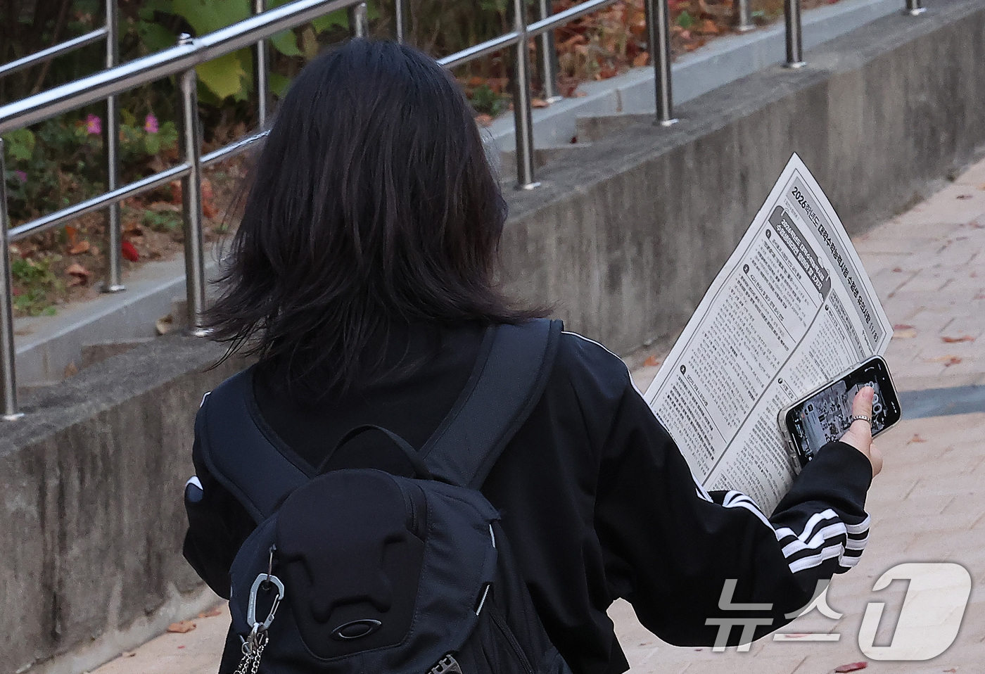 (서울=뉴스1) 김성진 기자 = 2026학년도 대학수학능력시험일인 13일 오전 서울시교육청 12지구 제22시험장인 서울 마포구 홍익대학교사범대학부속여자고등학교에서 한 수험생이 유의 …