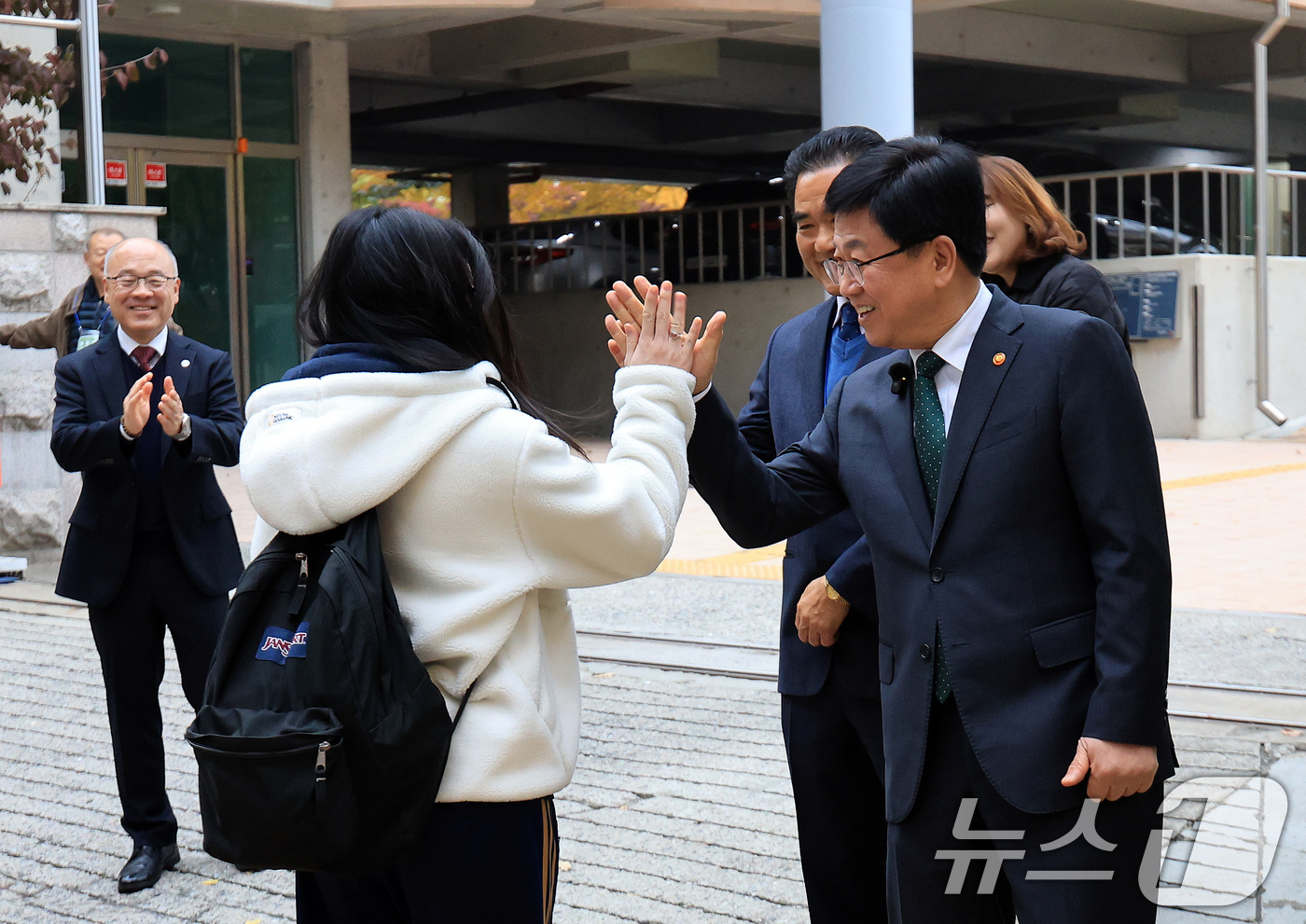 (서울=뉴스1) 이호윤 기자 = 최교진 교육부장관이 2026학년도 대학수학능력시험일인 13일 오전 서울특별시교육청 13지구 제14시험장인 서울 영등포구 여의도여자고등학교에서 수험생 …