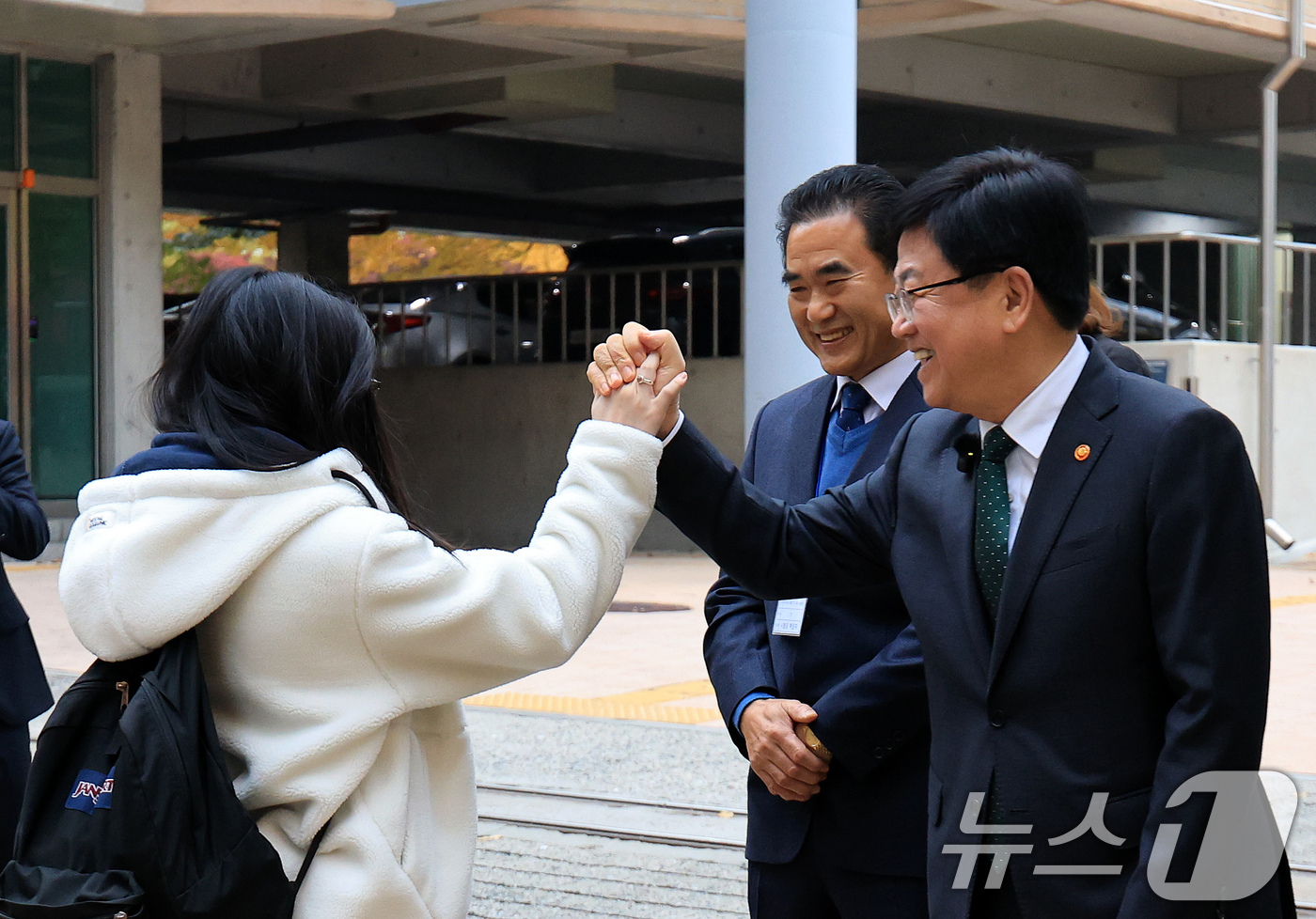 (서울=뉴스1) 이호윤 기자 = 최교진 교육부장관이 2026학년도 대학수학능력시험일인 13일 오전 서울특별시교육청 13지구 제14시험장인 서울 영등포구 여의도여자고등학교에서 수험생 …