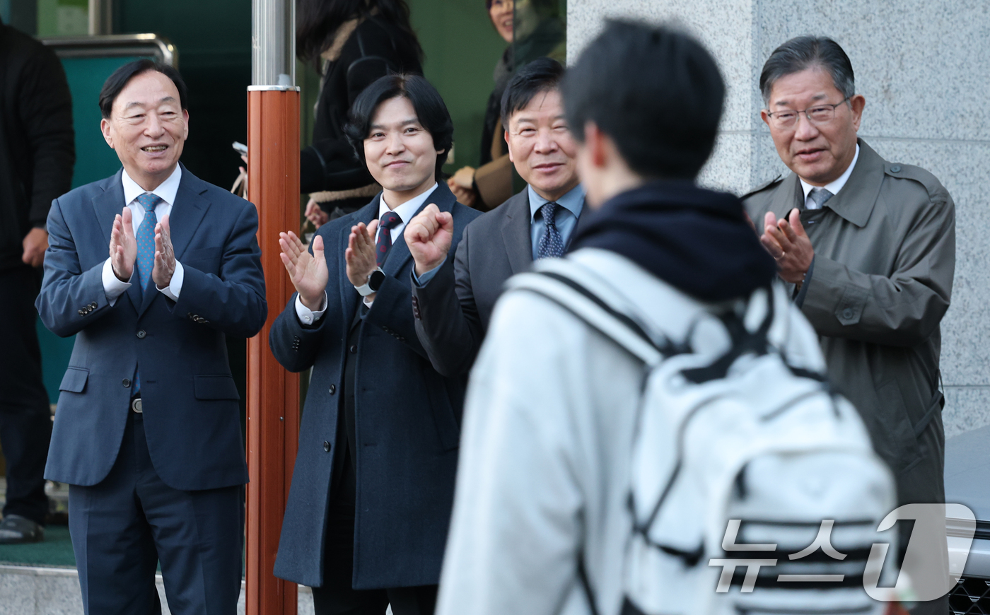 (대전=뉴스1) 김기태 기자 = 2026학년도 대학수학능력 시험일인 13일 대전시교육청 27시험지구 제8시험장인 동대전고등학교에서 설동호 대전시교육감이 수험생을 응원하고 있다. 2 …