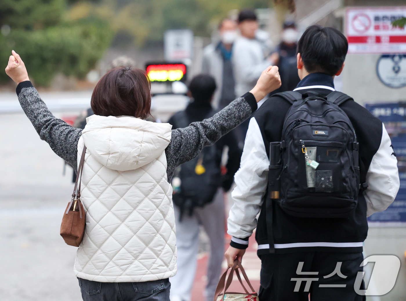 (서울=뉴스1) 안은나 기자 = 2026학년도 대학수학능력시험일인 13일 오전 서울 종로구 경복고등학교 앞에서 수험생이 어머니의 응원을 받으며 고사장으로 향하고 있다. 2025.1 …