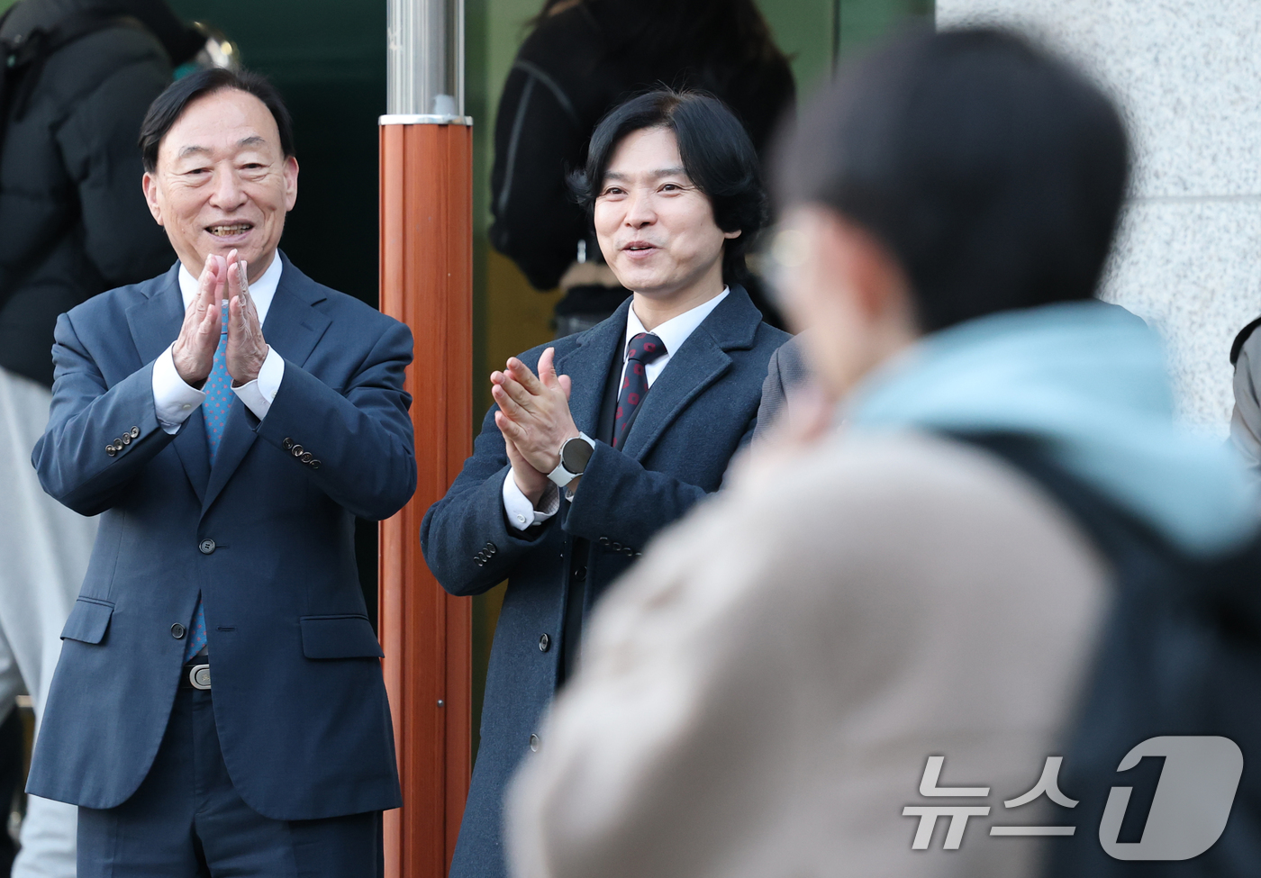 (대전=뉴스1) 김기태 기자 = 2026학년도 대학수학능력 시험일인 13일 대전시교육청 27시험지구 제8시험장인 동대전고등학교에서 설동호 대전시교육감이 수험생을 응원하고 있다. 2 …