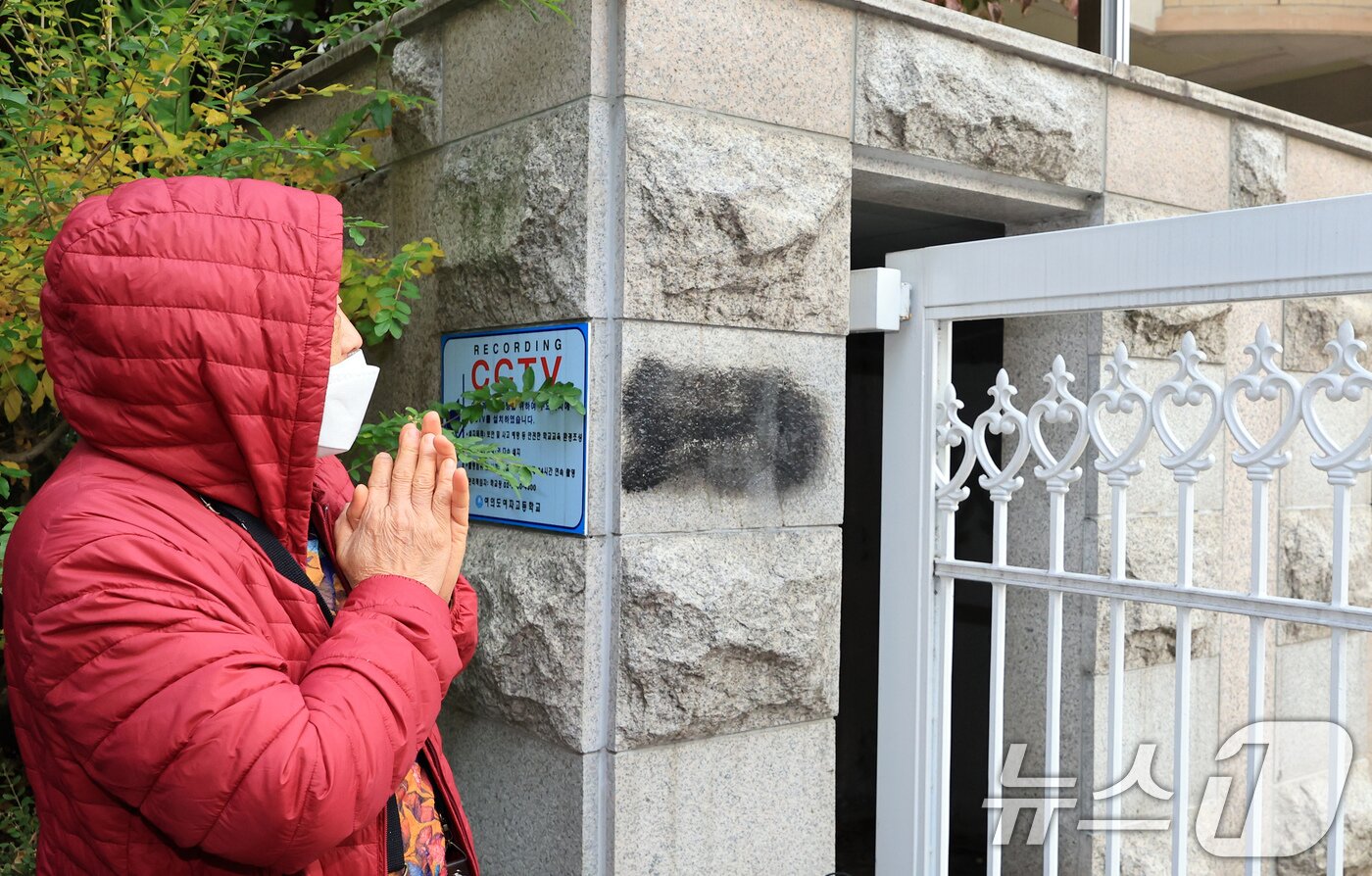 본문 이미지 - 2026학년도 대학수학능력시험일인 13일 오전 서울특별시교육청 13지구 제14시험장인 서울 영등포구 여의도여자고등학교에서 수험생 할머니가 간절히 기도하고 있다. 2025.11.13/뉴스1 ⓒ News1 이호윤 기자