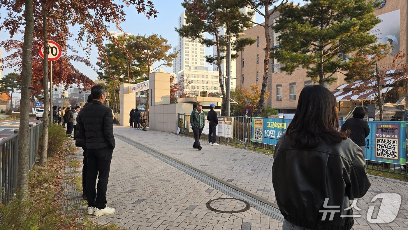 본문 이미지 - 13일 오전 세종시 새롬고 수능 시험장을 찾은 학부모들이 자식들이 입실한 학교를 바라보고 있다. / 뉴스1