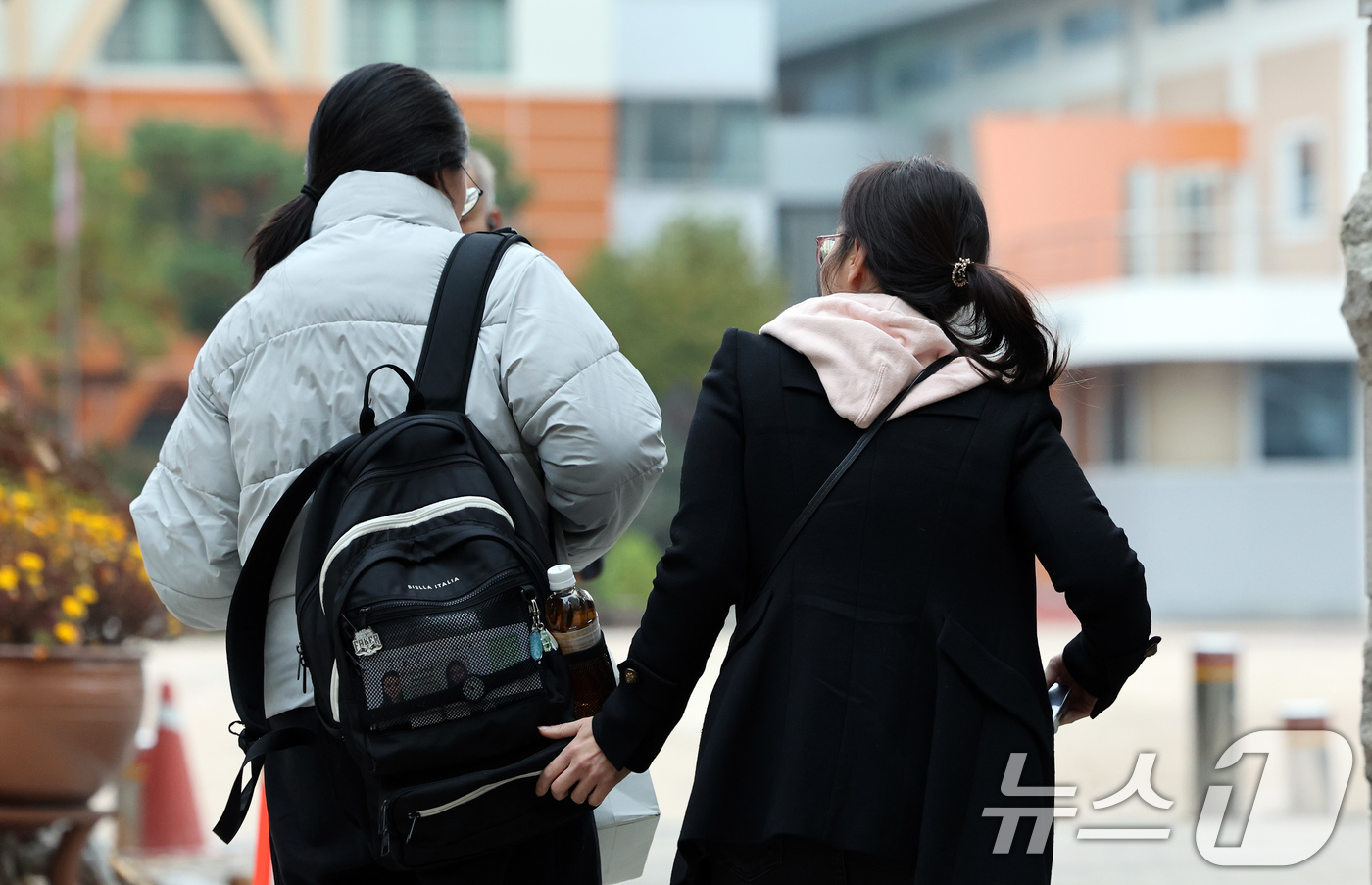 (서울=뉴스1) 이호윤 기자 = 2026학년도 대학수학능력시험일인 13일 오전 서울특별시교육청 13지구 제14시험장인 서울 영등포구 여의도여자고등학교에서 학부모가 수험생 딸을 격려 …