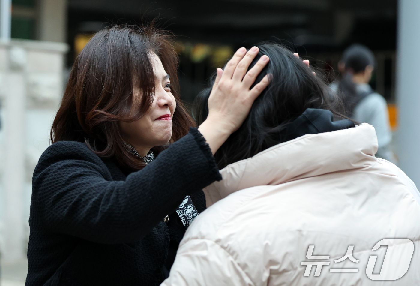 (서울=뉴스1) 이호윤 기자 = 2026학년도 대학수학능력시험일인 13일 오전 서울특별시교육청 13지구 제14시험장인 서울 영등포구 여의도여자고등학교에서 학부모가 수험생 딸을 응원 …