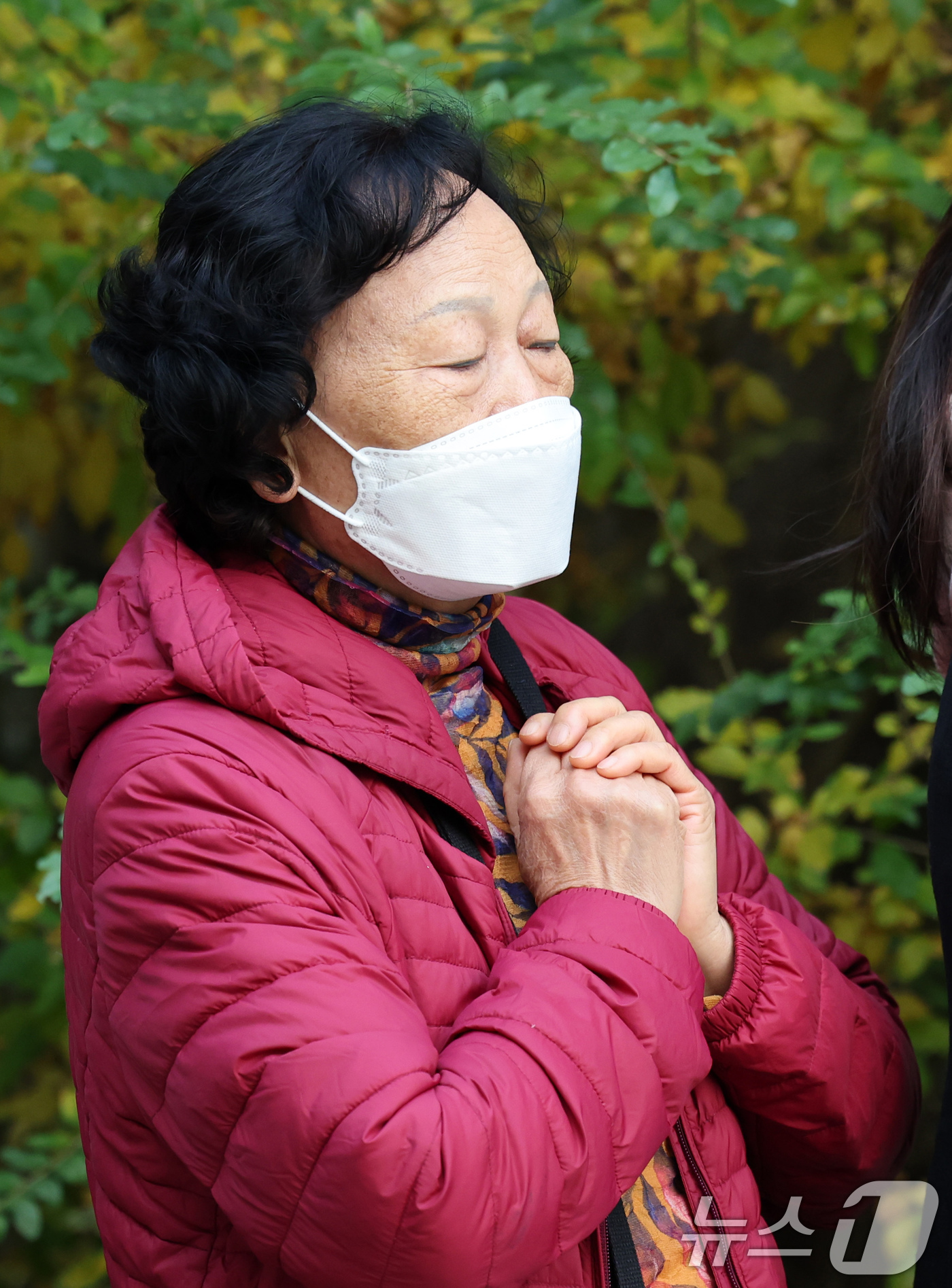 (서울=뉴스1) 이호윤 기자 = 2026학년도 대학수학능력시험일인 13일 오전 서울특별시교육청 13지구 제14시험장인 서울 영등포구 여의도여자고등학교에서 학부모가 기도를 하고 있다 …