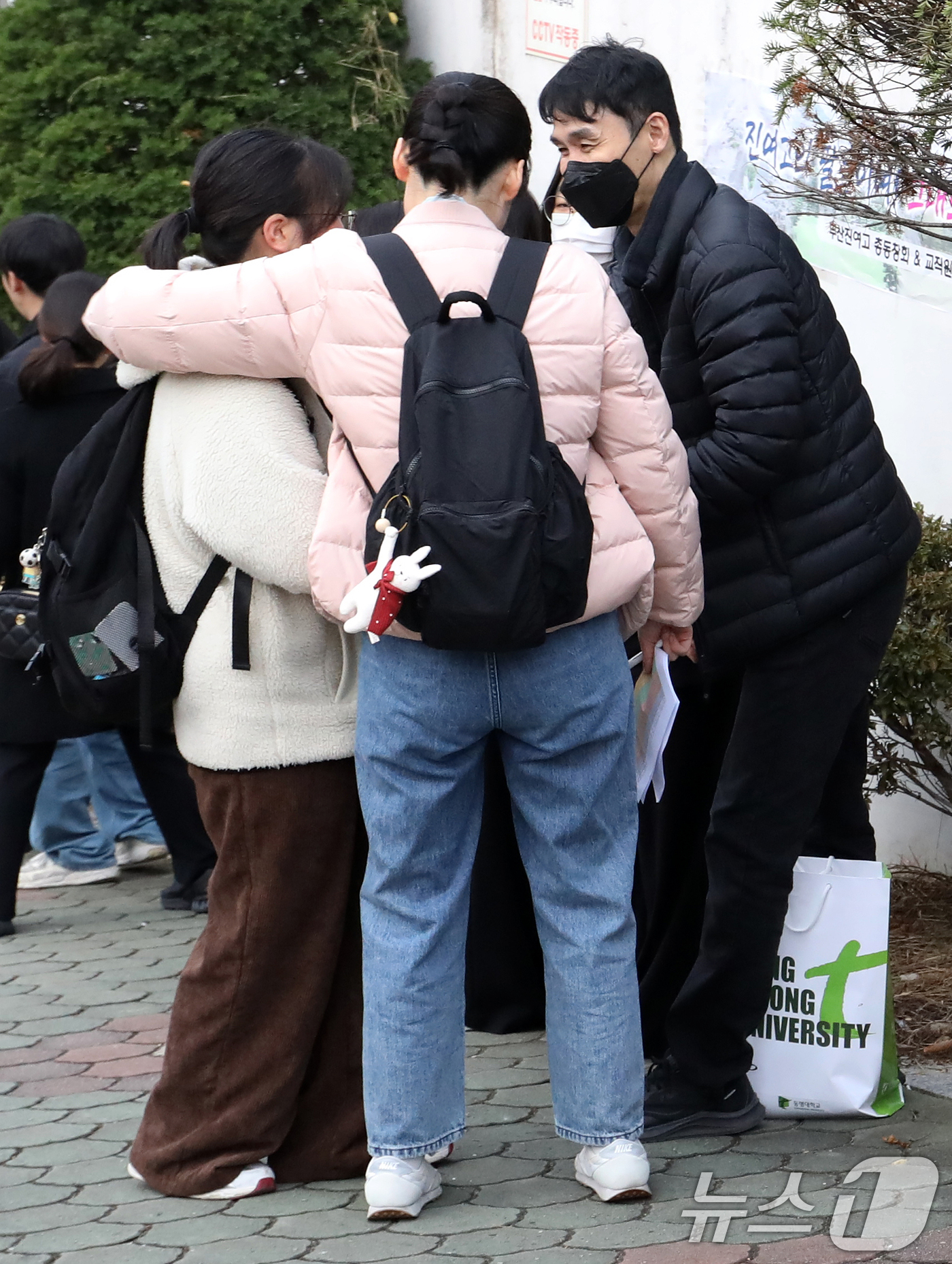 (부산=뉴스1) 윤일지 기자 = 2026학년도 대학수학능력시험일인 13일 오전 부산시교육청 22지구 제15시험장인 부산 연제구 연제고등학교 앞에서 교사가 수험생을 응원하고 있다. …