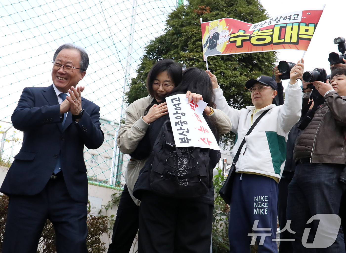 (부산=뉴스1) 윤일지 기자 = 2026학년도 대학수학능력시험일인 13일 오전 부산시교육청 22지구 제15시험장인 부산 연제구 연제고등학교 앞에서 교사가 수험생을 응원하고 있다. …