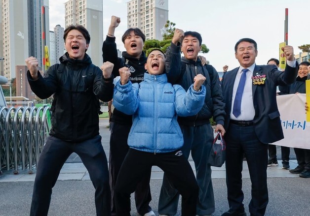 교육감들도 교문앞 응원…광주·전남 86곳 3만2683명 수능 시작