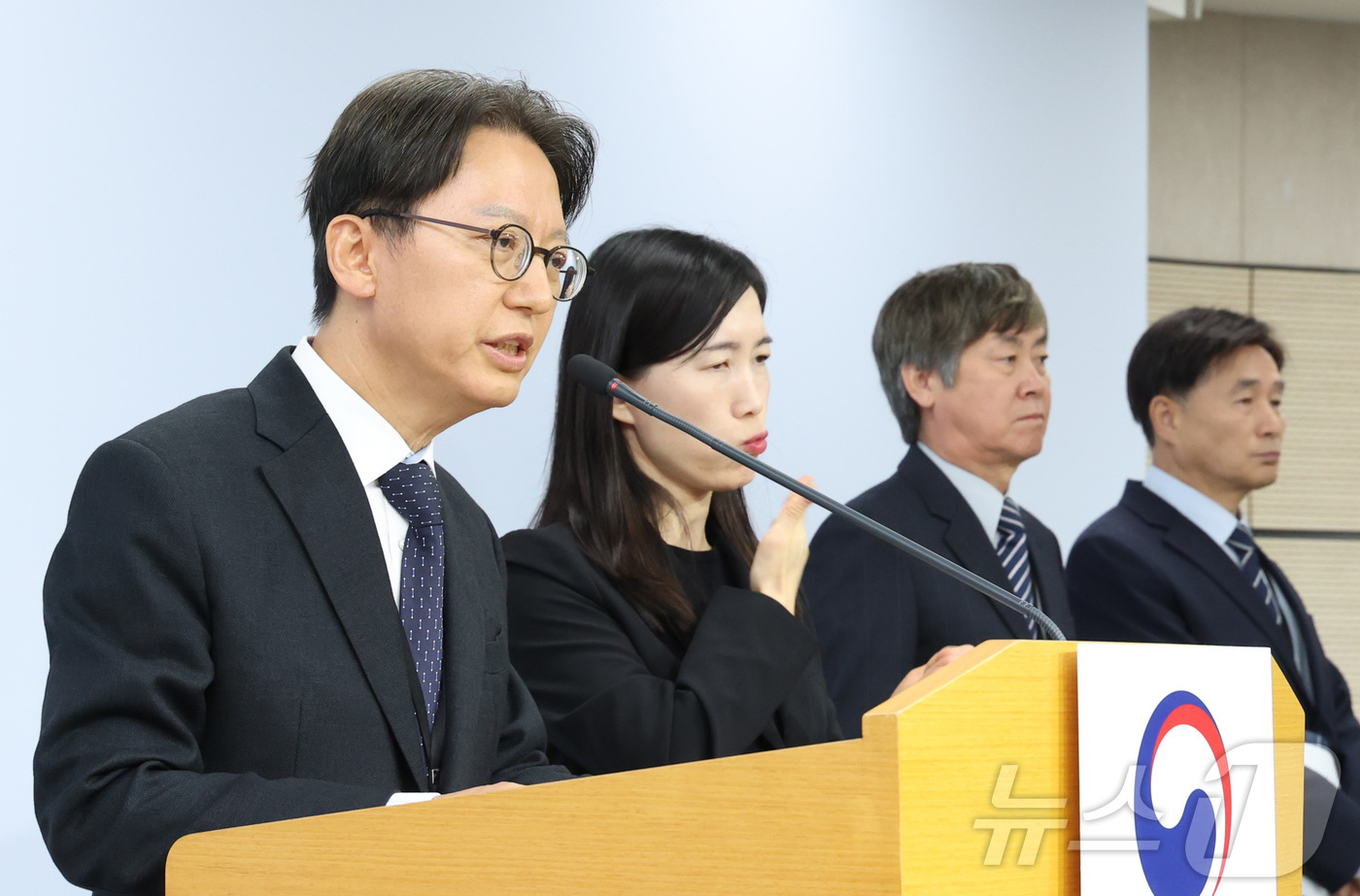 (세종=뉴스1) 김기남 기자 = 김창원 수능 출제위원장이 13일 오전 세종시 정부세종청사 교육부에서 2026학년도 대학수학능력시험 출제 기본방향에 대해 설명하고 있다. 2025.1 …