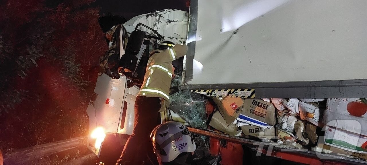 본문 이미지 - 13일 오전 5시43분께 경기 화성시 비봉면 서해안고속도로 서울 방향 310.8㎞ 지점에서 탱크로리와 화물차 간 추돌 사고가 나 소방 당국이 사고를 수습하고 있다. 현재 팔탄JC~비봉IC 구간은 차량 통행이 전면 차단된 상태다. &#40;경기도소방재난본부 제공. 재판매 및 DB 금지&#41; 2025.11.13/뉴스1 ⓒ News1 김기현 기자