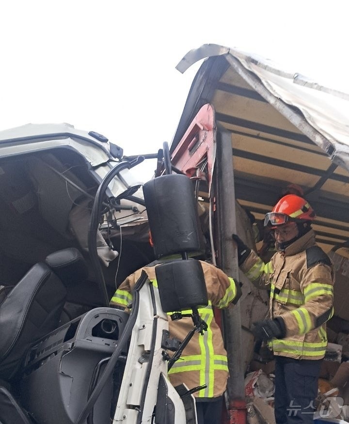 (화성=뉴스1) 김기현 기자 = 13일 오전 5시43분께 경기 화성시 비봉면 서해안고속도로 서울 방향 310.8㎞ 지점에서 탱크로리와 화물차 간 추돌 사고가 나 소방 당국이 사고를 …