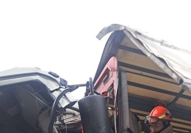 화성 서해안고속도로서 화물차 2대 추돌…통제 중