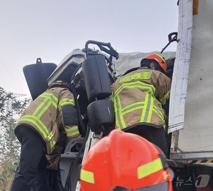 본문 이미지 - 13일 오전 5시43분께 경기 화성시 비봉면 서해안고속도로 서울 방향 310.8㎞ 지점에서 탱크로리와 화물차 간 추돌 사고가 나 소방 당국이 사고를 수습하고 있다. &#40;경기도소방재난본부 제공. 재판매 및 DB 금지&#41; 2025.11.13/뉴스1 