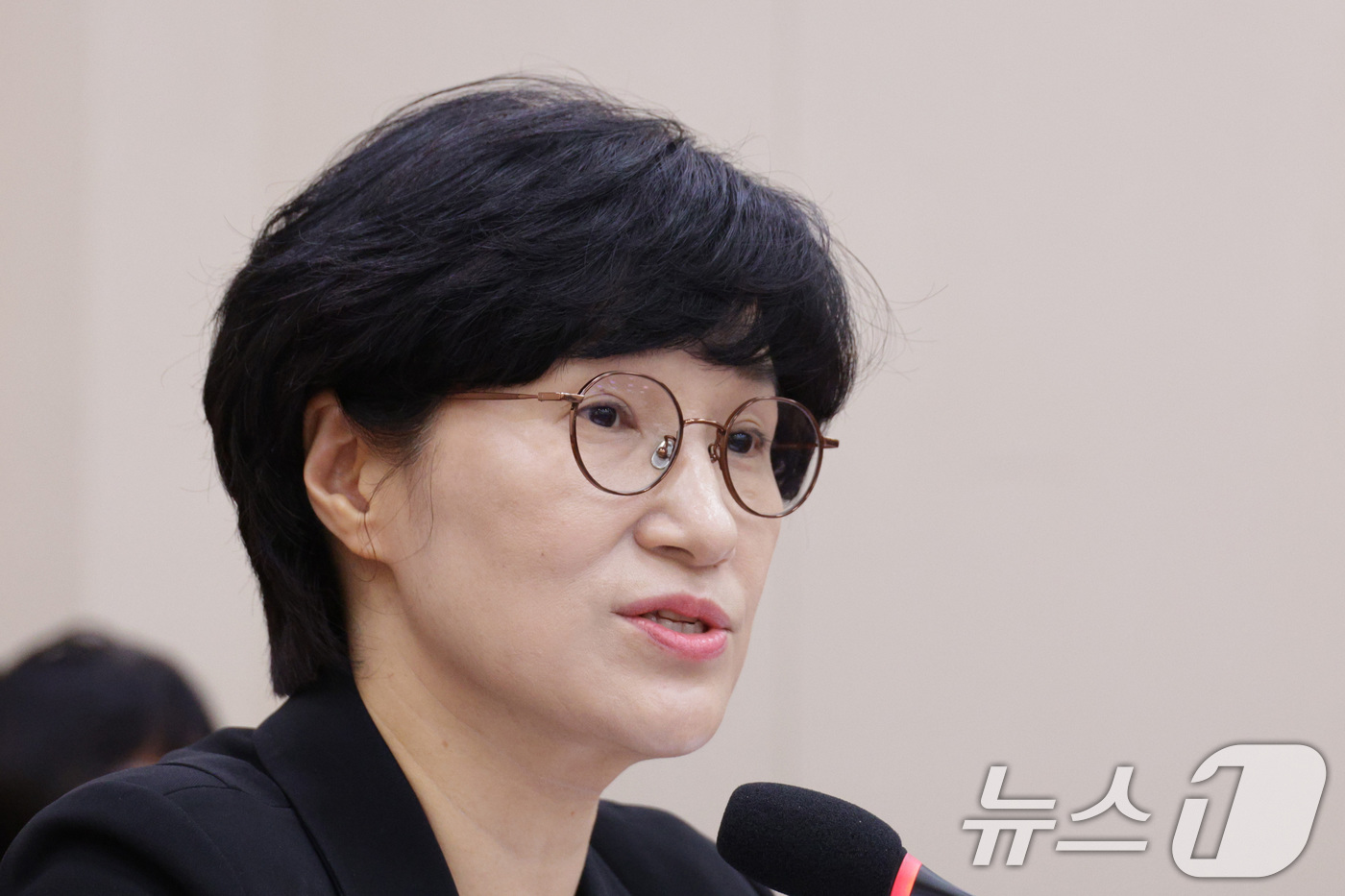 (서울=뉴스1) 신웅수 기자 = 원민경 성평등가족부 장관이 13일 서울 여의도 국회에서 열린 성평등가족위원회 전체회의에서 의원 질의에 답변하고 있다. 2025.11.13/뉴스1