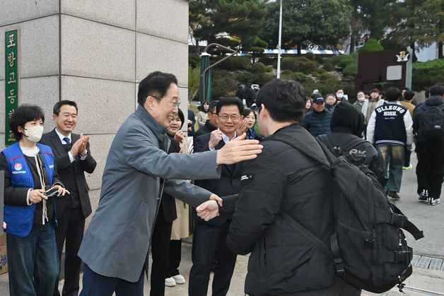 임종식 교육감 시험장 찾아 격려…경북 74곳 2만827명 시험 시작