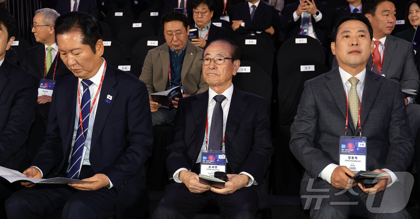 (서울=뉴스1) 김진환 기자 = 정청래 더불어민주당 대표와 장동혁 국민의힘 대표(오른쪽)가 13일 오전 서울 중구 동대문디자인플라자(DDP) 아트홀에서 열린 SBS D포럼 2025 …