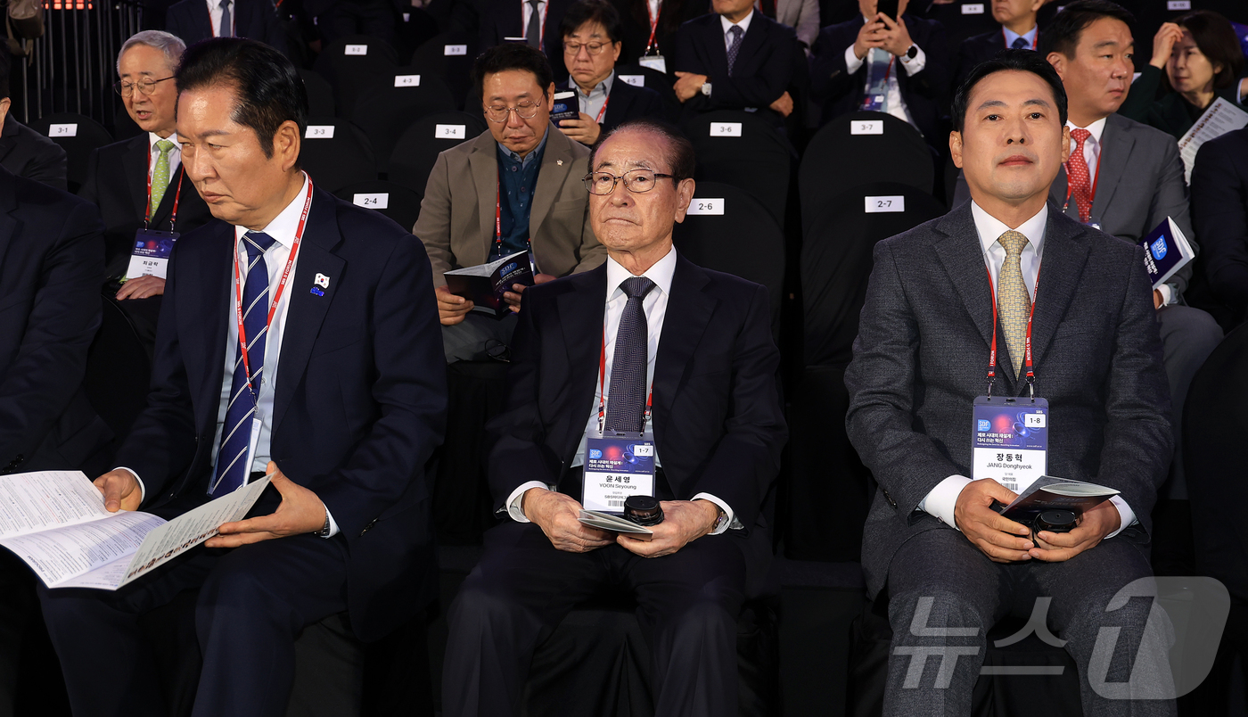 (서울=뉴스1) 김진환 기자 = 정청래 더불어민주당 대표와 장동혁 국민의힘 대표(오른쪽)가 13일 오전 서울 중구 동대문디자인플라자(DDP) 아트홀에서 열린 SBS D포럼 2025 …