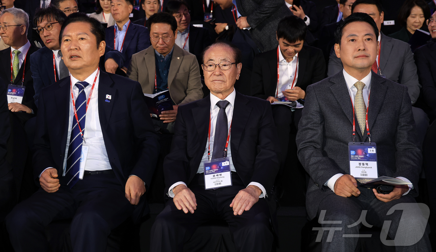 (서울=뉴스1) 김진환 기자 = 정청래 더불어민주당 대표와 장동혁 국민의힘 대표(오른쪽)가 13일 오전 서울 중구 동대문디자인플라자(DDP) 아트홀에서 열린 SBS D포럼 2025 …