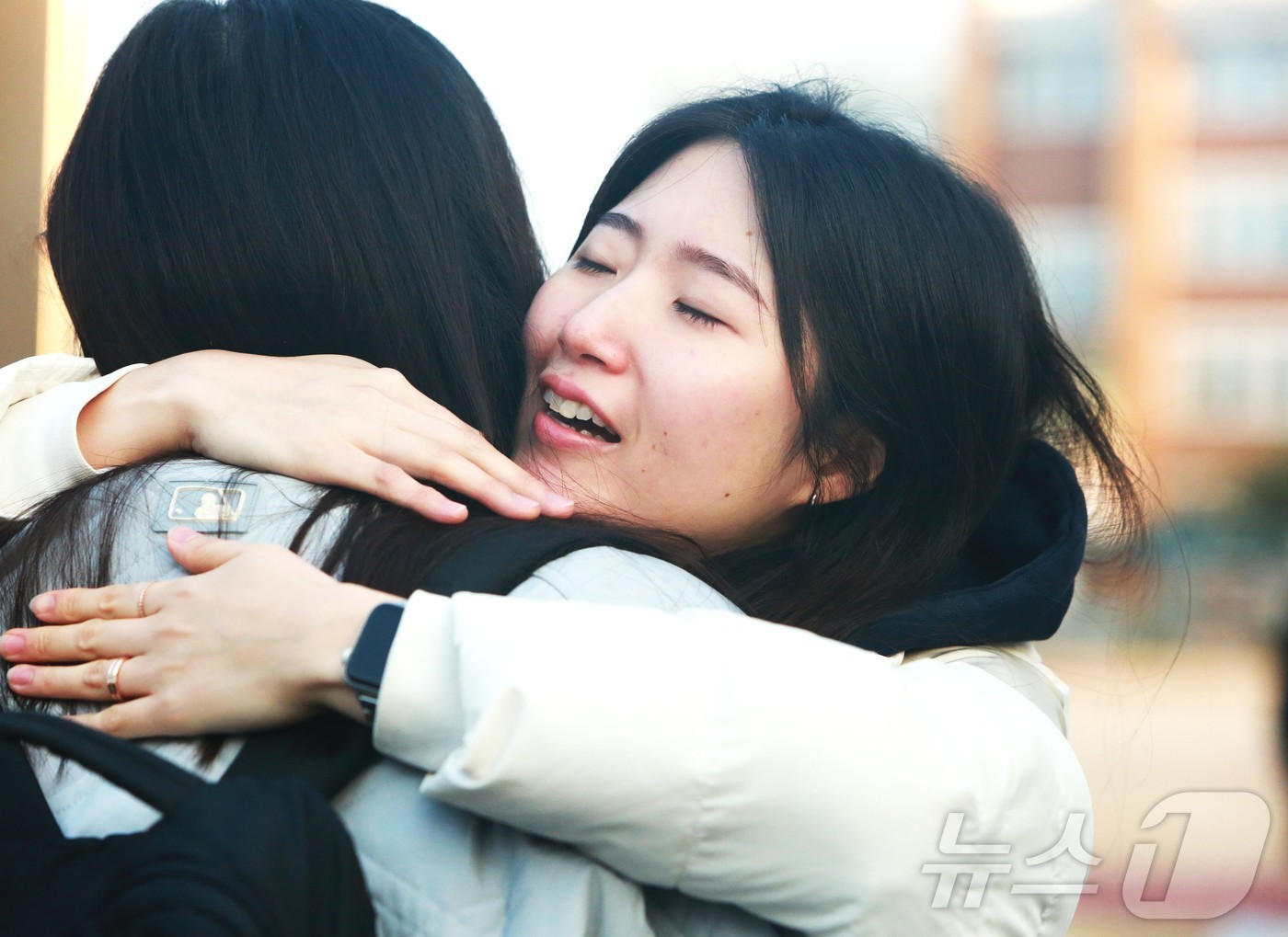 (청주=뉴스1) 손도언 기자 = 박신영 제천여고 3년 담임 교사가 제자 수험생을 따듯하게 안아주고 있다.2025.11.13/뉴스1