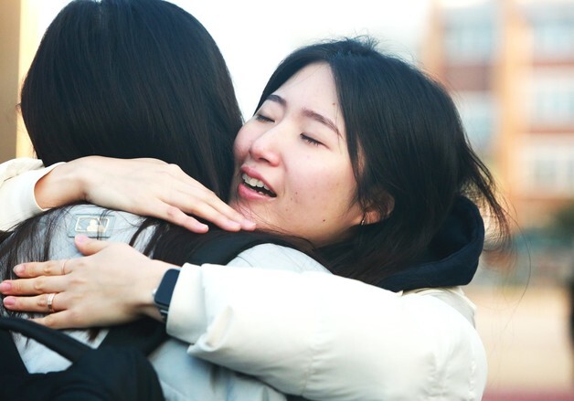 "시계 두고 왔어요" 경찰이 시계 사다줘…충북 시험장 긴장 속 격려·응원