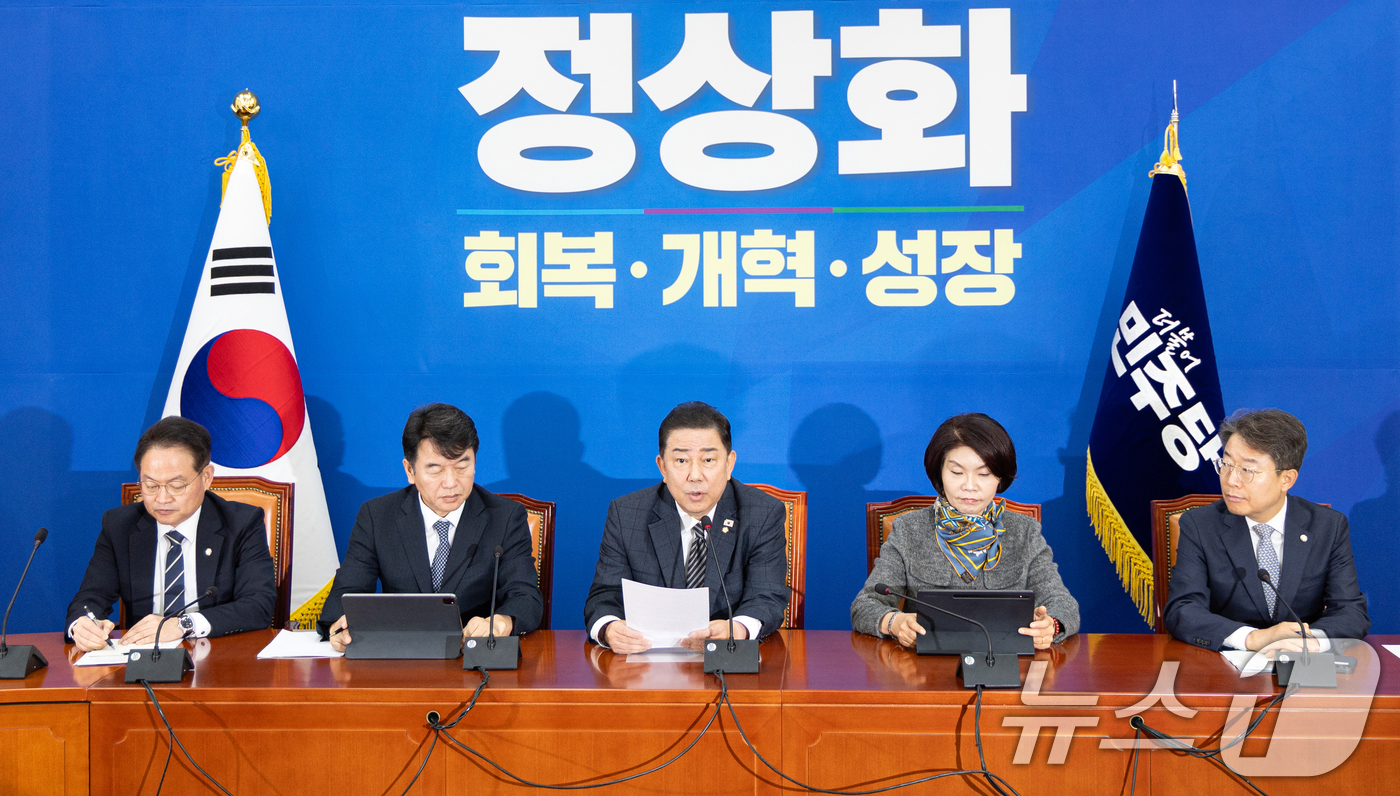 (서울=뉴스1) 이승배 기자 = 김병기 더불어민주당 원내대표가 13일 서울 여의도 국회에서 열린 정책조정회의에서 모두발언하고 있다. 2025.11.13/뉴스1