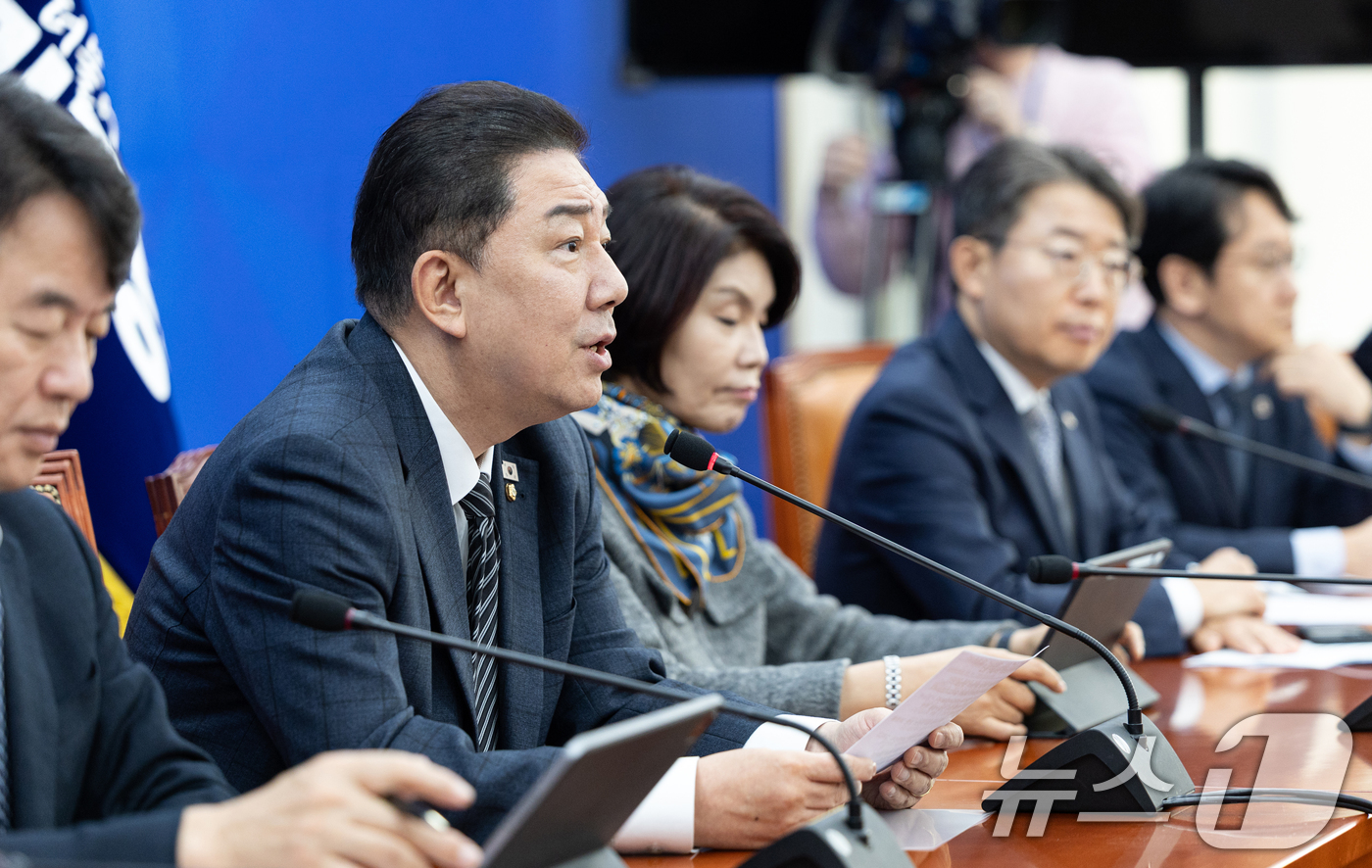 (서울=뉴스1) 이승배 기자 = 김병기 더불어민주당 원내대표가 13일 서울 여의도 국회에서 열린 정책조정회의에서 모두발언하고 있다. 2025.11.13/뉴스1