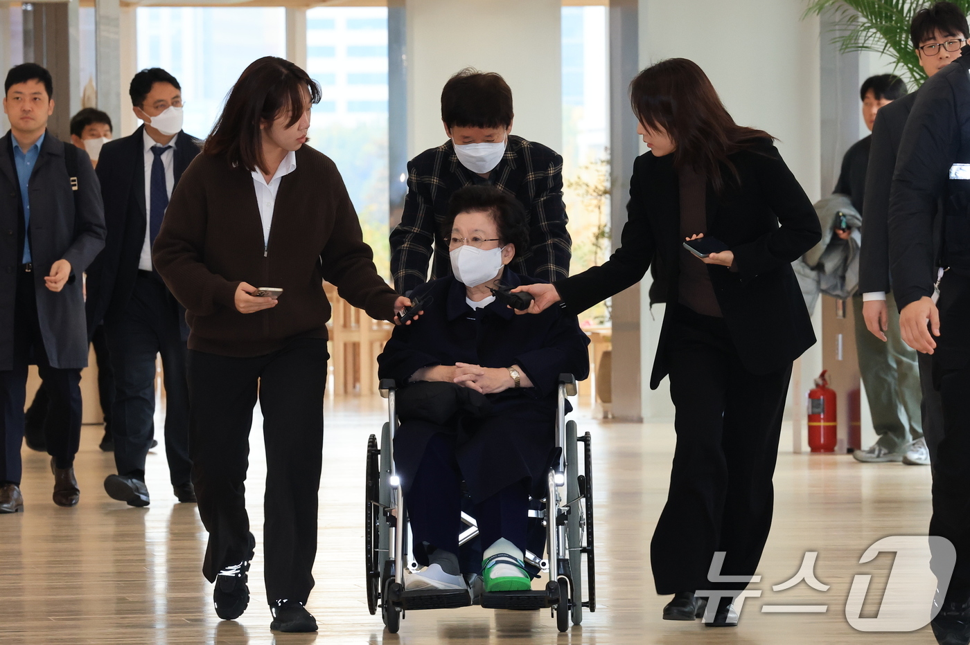 (서울=뉴스1) 임세영 기자 = 이배용 전 국가교육위원장이 13일 서울 종로구 KT광화문빌딩에 마련된 김건희 특검(특별검사 민중기) 사무실에 참고인 조사를 받기 위해 출석하고 있다 …