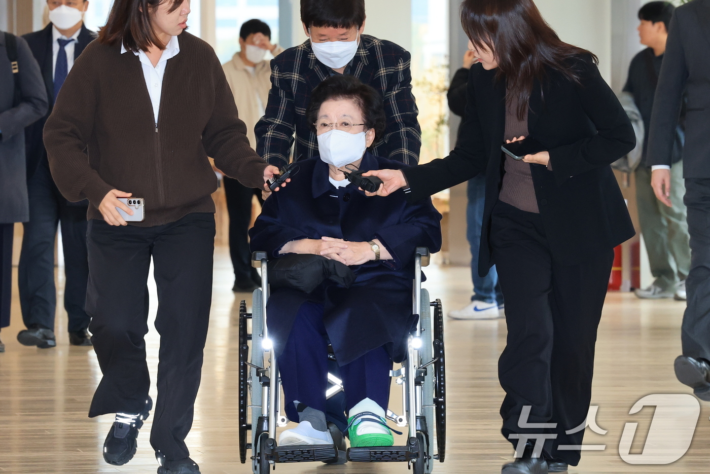 (서울=뉴스1) 임세영 기자 = 이배용 전 국가교육위원장이 13일 서울 종로구 KT광화문빌딩에 마련된 김건희 특검(특별검사 민중기) 사무실에 참고인 조사를 받기 위해 출석하고 있다 …