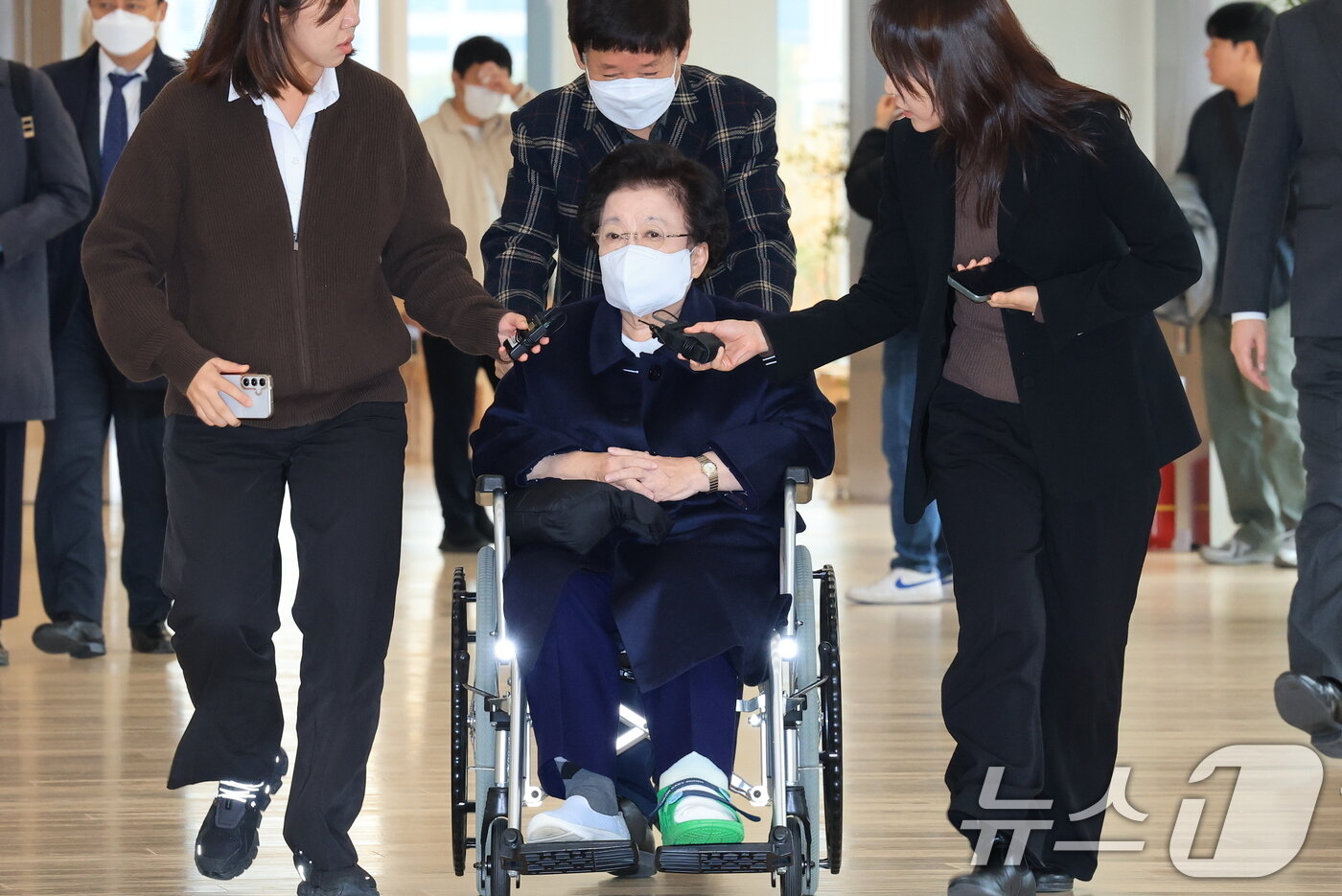 본문 이미지 - 이배용 전 국가교육위원장이 13일 서울 종로구 KT광화문빌딩에 마련된 김건희 특검&#40;특별검사 민중기&#41; 사무실에 참고인 조사를 받기 위해 출석하고 있다. 2025.11.13/뉴스1 ⓒ News1 임세영 기자