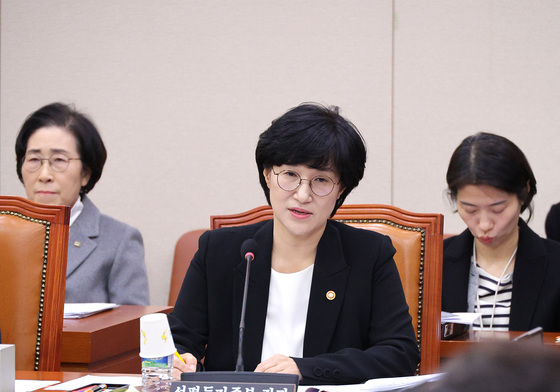성평등위 답변하는 원민경 장관