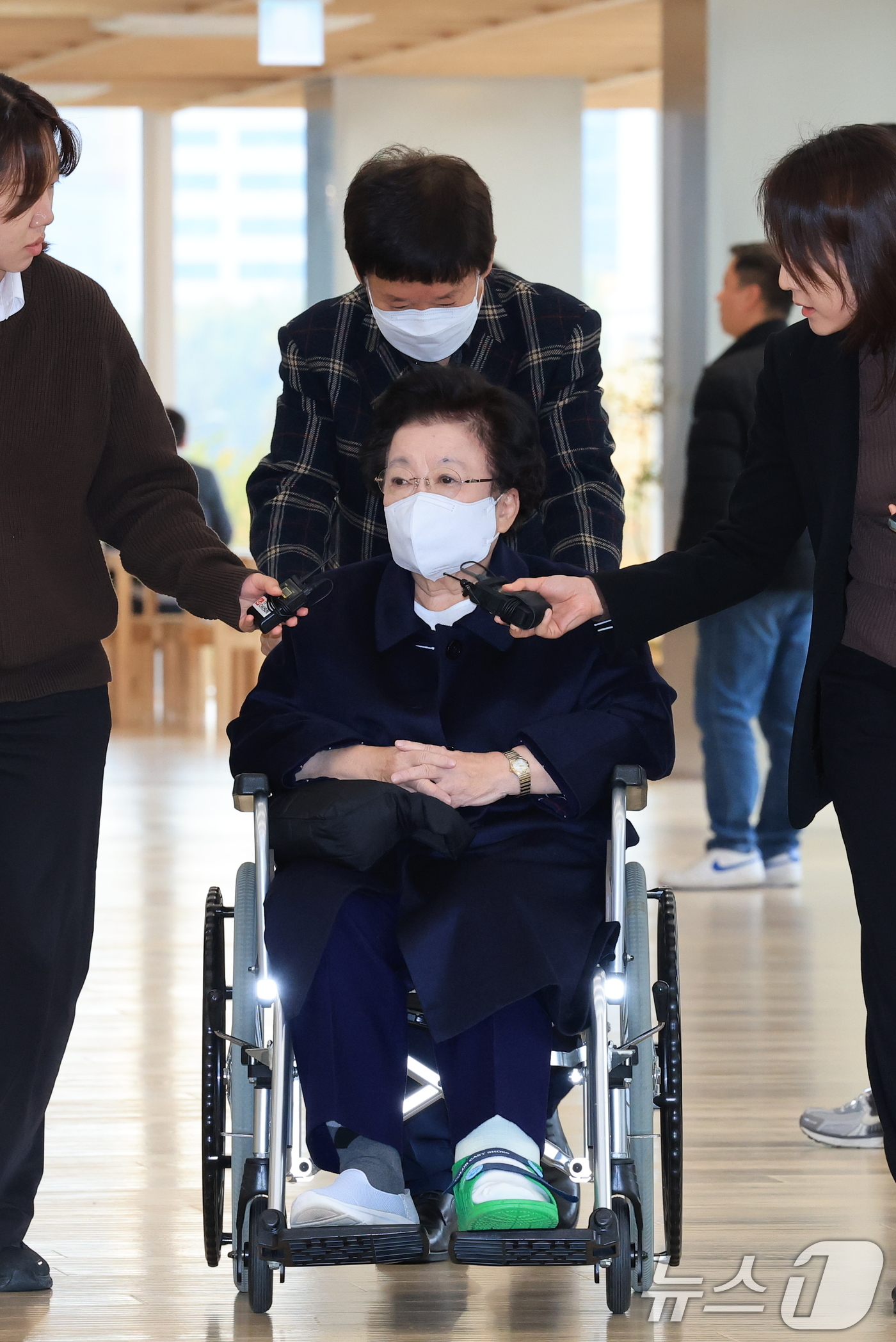 (서울=뉴스1) 임세영 기자 = 이배용 전 국가교육위원장이 13일 서울 광화문 KT 빌딩에 마련된 김건희특검 사무실로 휠체어를 탄 채 출석하고 있다. 2025.11.13/뉴스1