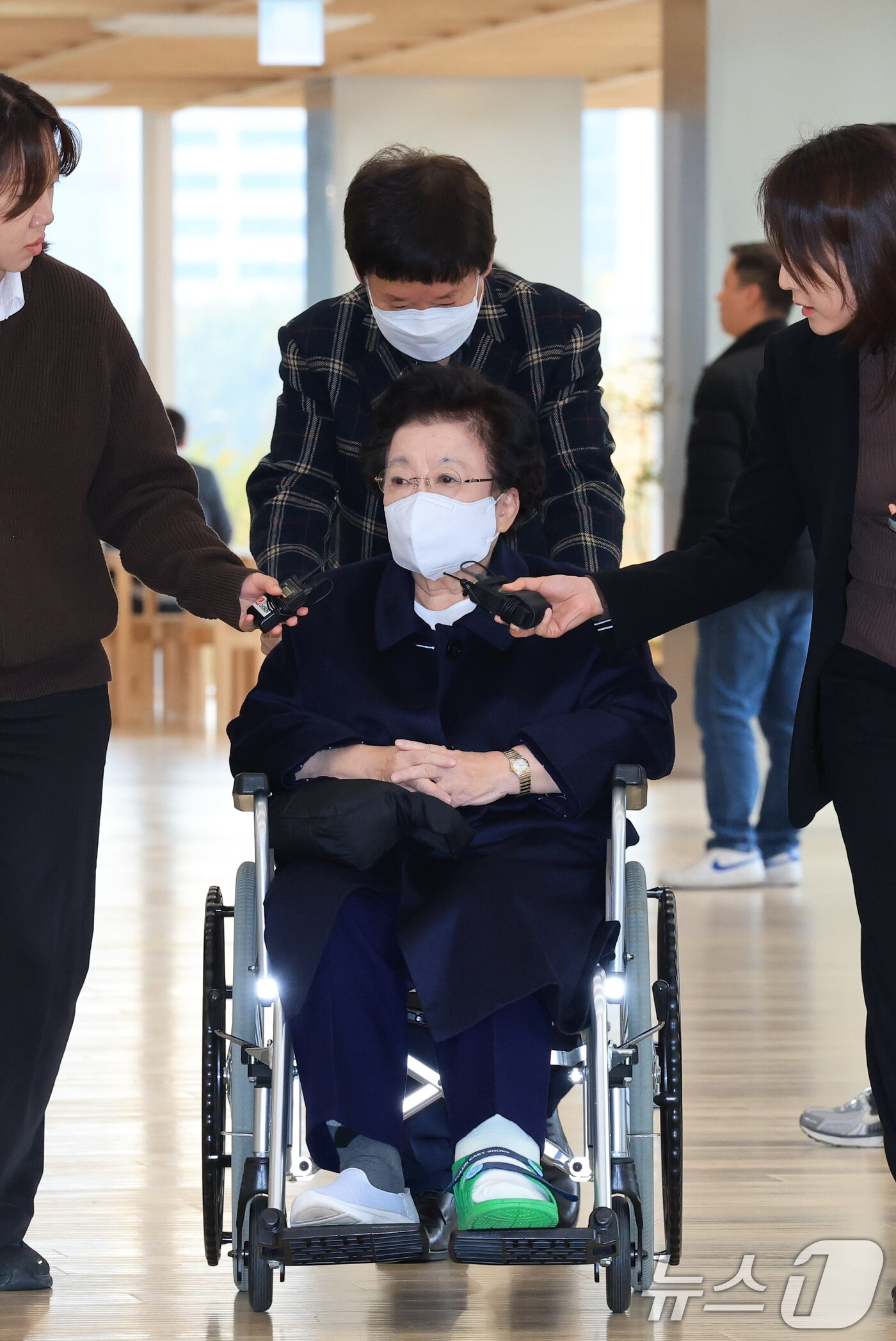본문 이미지 - 이배용 전 국가교육위원장이 13일 서울 광화문 KT 빌딩에 마련된 김건희특검 사무실로 휠체어를 탄 채 출석하고 있다. 2025.11.13/뉴스1 ⓒ News1 임세영 기자