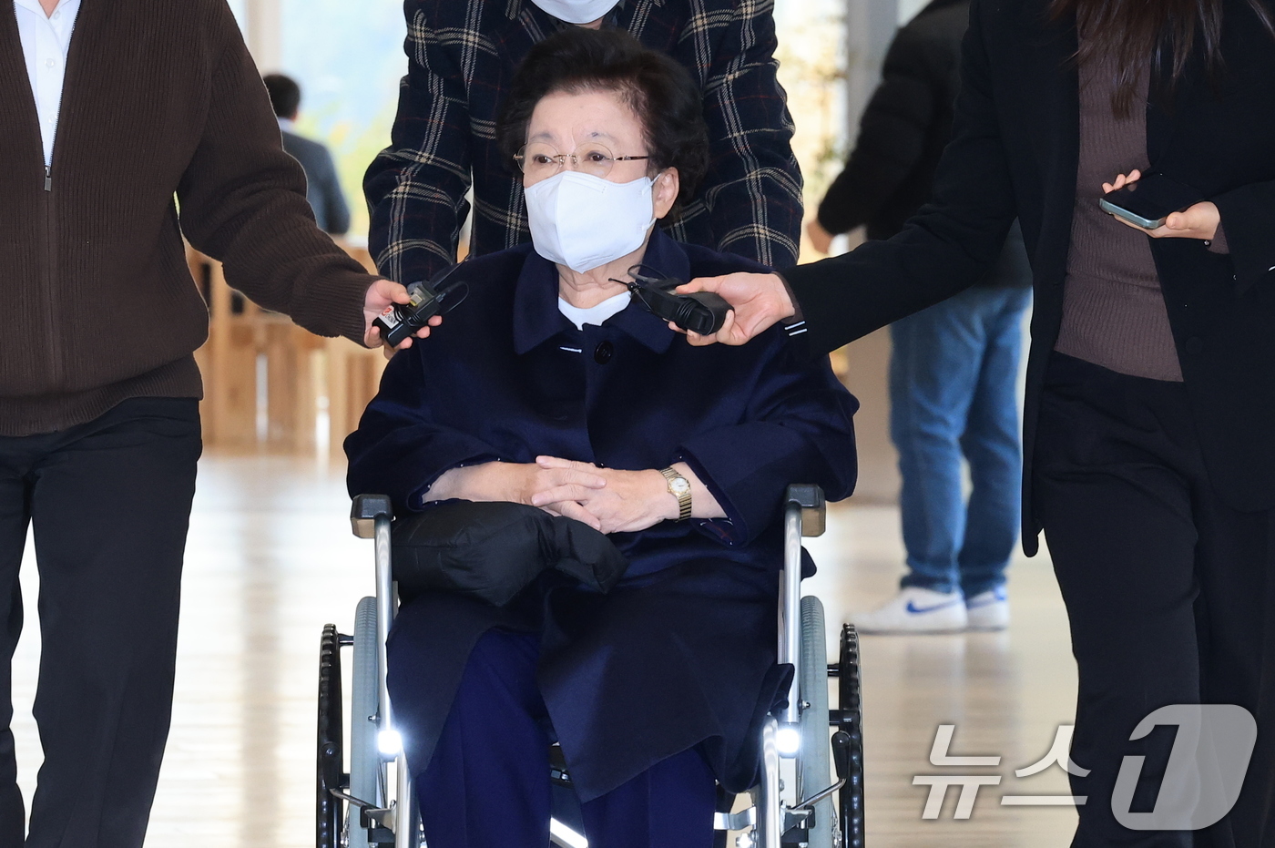 (서울=뉴스1) 임세영 기자 = 이배용 전 국가교육위원장이 13일 서울 광화문 KT 빌딩에 마련된 김건희특검 사무실로 휠체어를 탄 채 출석하고 있다. 2025.11.13/뉴스1