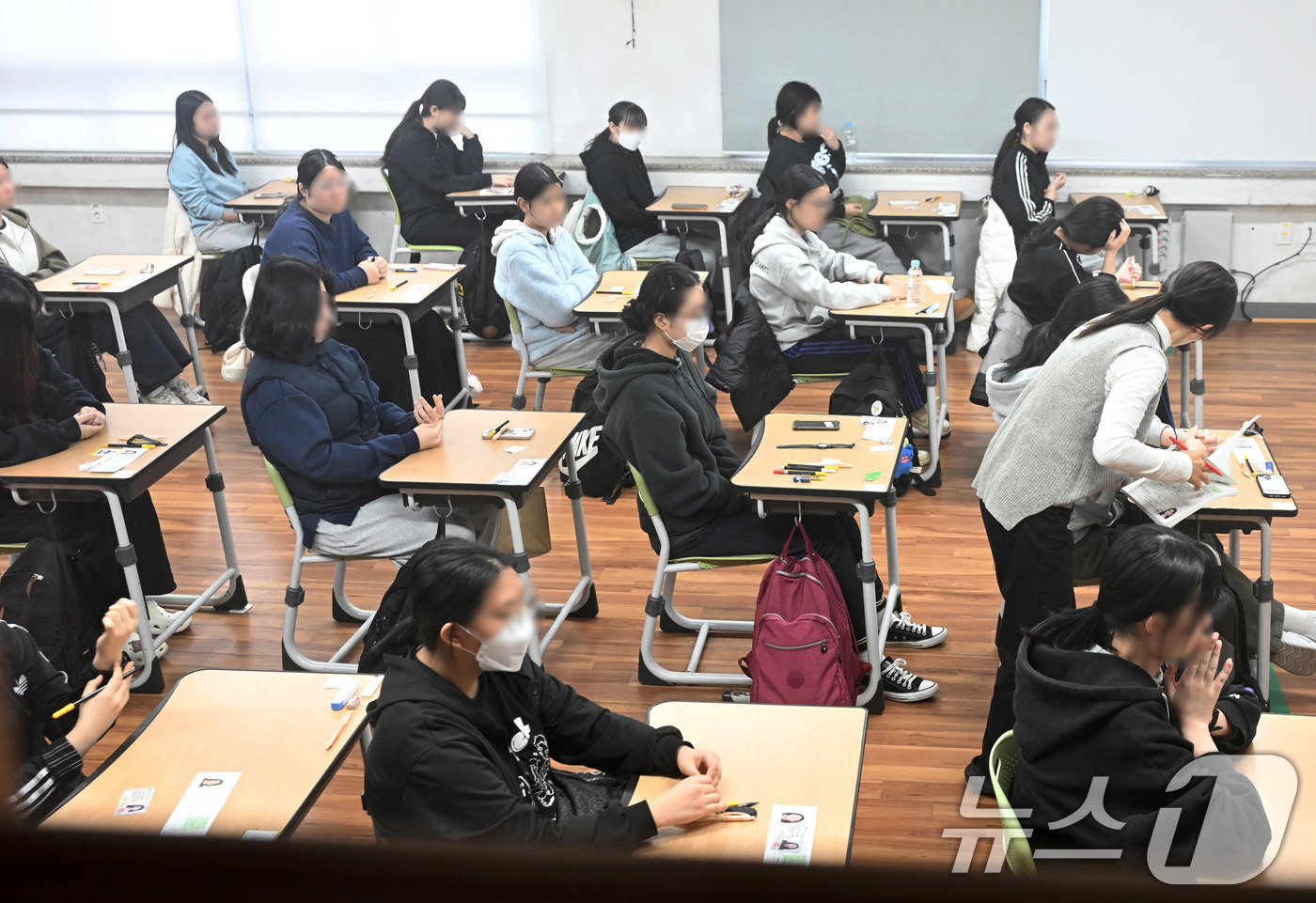 (부산=뉴스1) 윤일지 기자 = 2026학년도 대학수학능력시험일인 13일 오전 부산시교육청 22지구 제15시험장인 부산 연제구 연제고등학교에서 수험생들이 시험 시작을 준비하고 있다 …