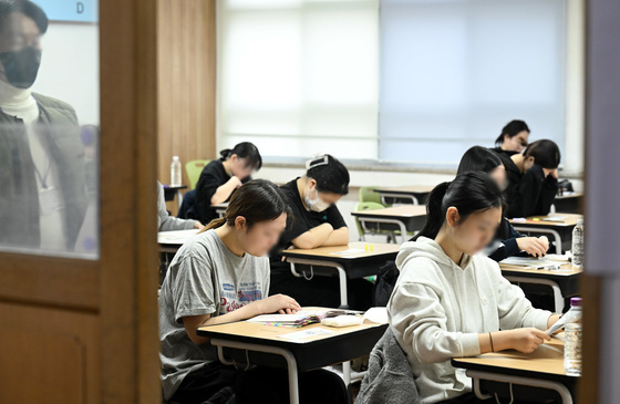 [속보] EBS "수학, 작년 수능과 유사…공통과목서 상위권 변별"