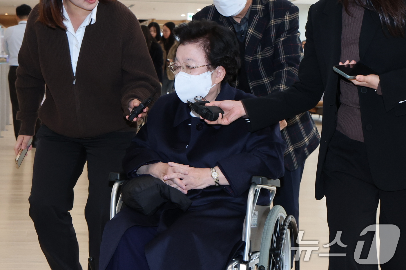 (서울=뉴스1) 임세영 기자 = 이배용 전 국가교육위원장이 13일 서울 종로구 KT광화문빌딩에 마련된 김건희 특검(특별검사 민중기) 사무실에 참고인 조사를 받기 위해 출석하고 있다 …