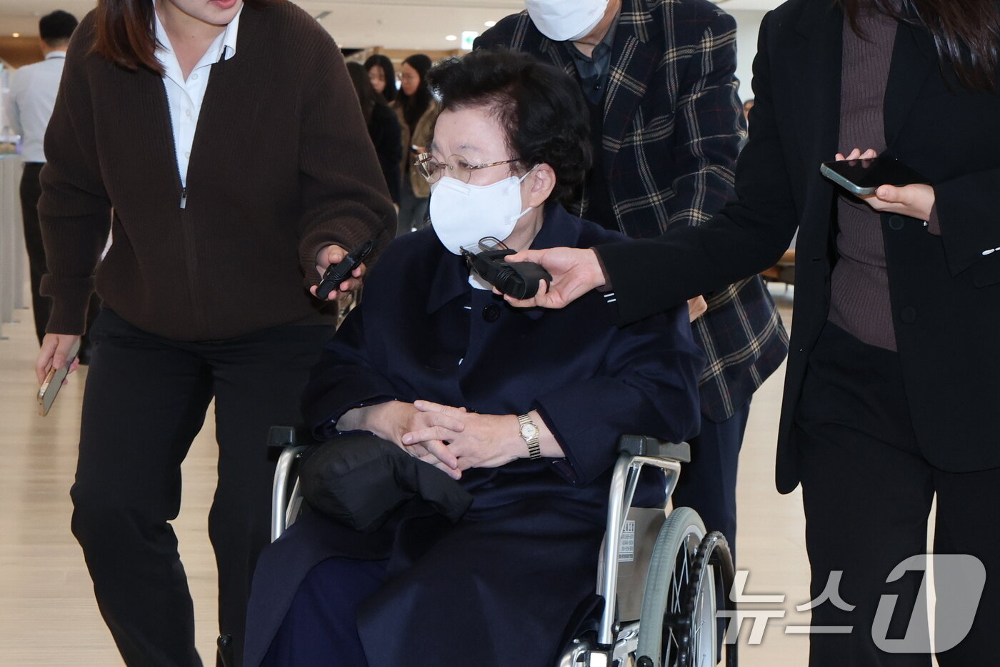 본문 이미지 - 이배용 전 국가교육위원장이 13일 서울 종로구 KT광화문빌딩에 마련된 김건희 특검&#40;특별검사 민중기&#41; 사무실에 참고인 조사를 받기 위해 출석하고 있다. 2025.11.13/뉴스1 ⓒ News1 임세영 기자