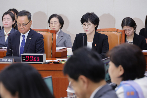 원민경 장관, 성평등가족위 답변