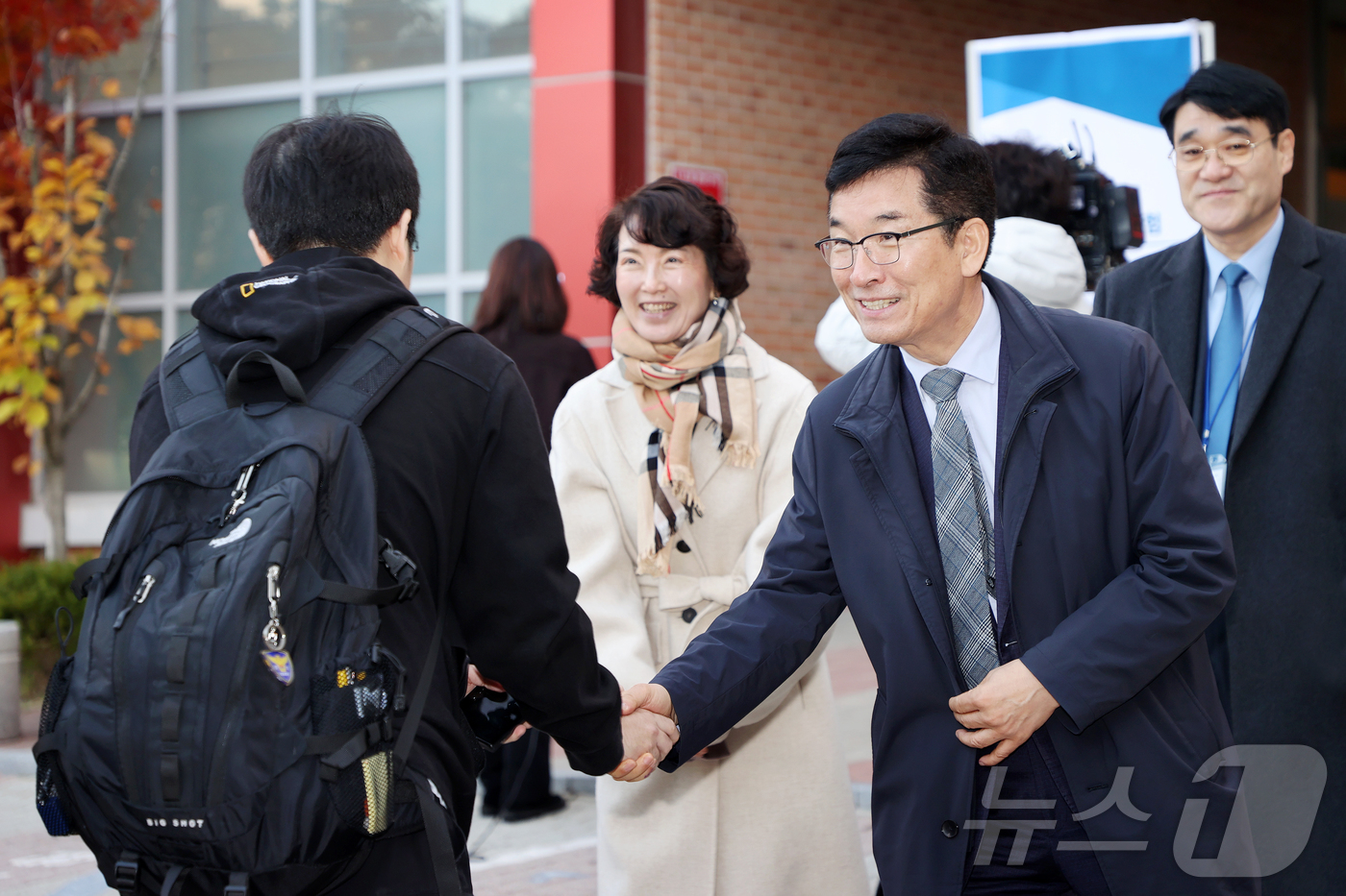 (청주=뉴스1) 엄기찬 기자 = 2026학년도 대학수학능력시험이 치러진 13일 윤건영 충북교육감이 청주 주성고등학교 앞에서 수험생들을 격려하고 있다.(충북교육청 제공. 재판매 및 …