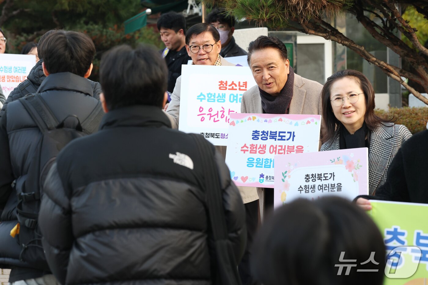 본문 이미지 - 김영환 충북지사가 2026학년도 대학수학능력시험일인 13일 청주고등학교에서 수험생들을 응원하고 있다. &#40;충북도 제공. 재판매 및 DB금지&#41;