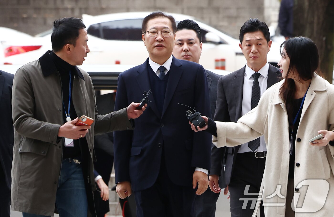 본문 이미지 - 내란 중요임무 종사 및 직권남용 혐의로 구속영장이 청구된 박성재 전 법무부 장관이 13일 오전 서울 서초구 서울중앙지법에서 열린 구속 전 피의자 심문&#40;영장실질심사&#41;에 출석하고 있다. 2025.11.13/뉴스1 ⓒ News1 김민지 기자