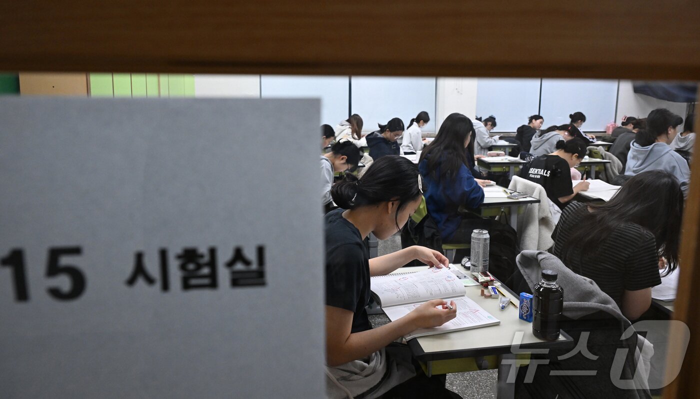 본문 이미지 - 대학수학능력시험에 응시한 수험생이 시험 시작을 기다리고 있다. /뉴스1 ⓒ News1 사진공동취재단