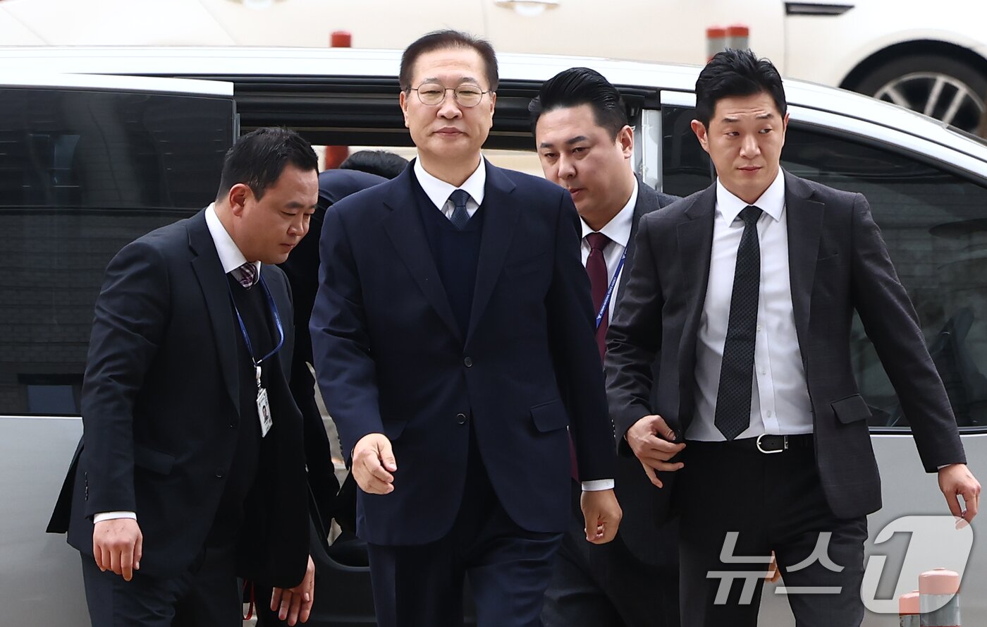 본문 이미지 - 내란 중요임무 종사 및 직권남용 혐의로 구속영장이 청구된 박성재 전 법무부 장관이 13일 오전 서울 서초구 서울중앙지법에서 열린 구속 전 피의자 심문&#40;영장실질심사&#41;에 출석하고 있다. 2025.11.13/뉴스1 ⓒ News1 김민지 기자