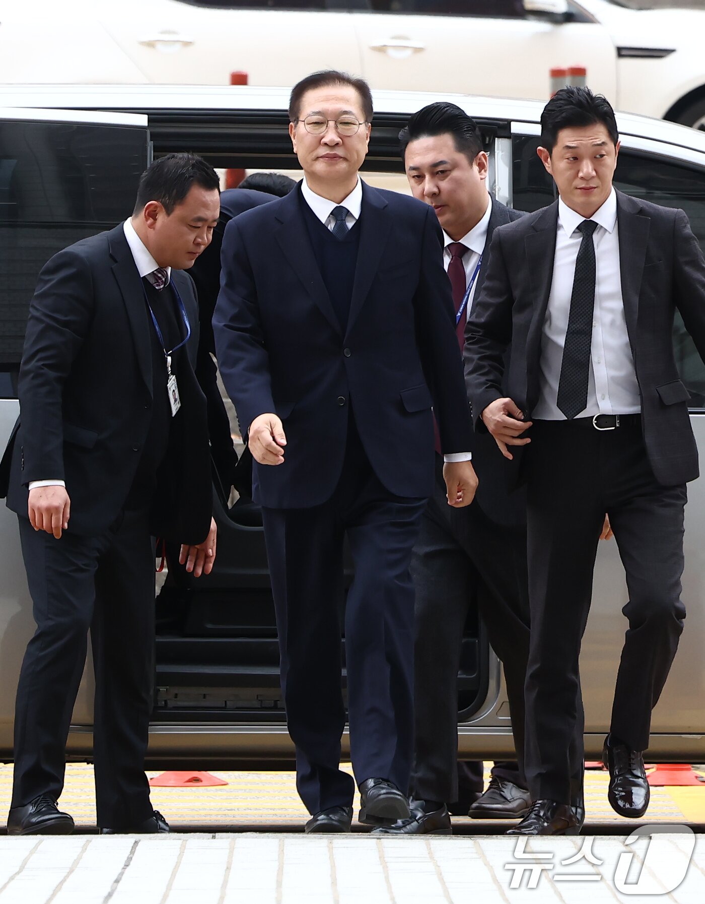 본문 이미지 - 내란 중요임무 종사 및 직권남용 혐의로 구속영장이 청구된 박성재 전 법무부 장관이 13일 오전 서울 서초구 서울중앙지법에서 열린 구속 전 피의자 심문&#40;영장실질심사&#41;에 출석하고 있다. 2025.11.13/뉴스1 ⓒ News1 김민지 기자