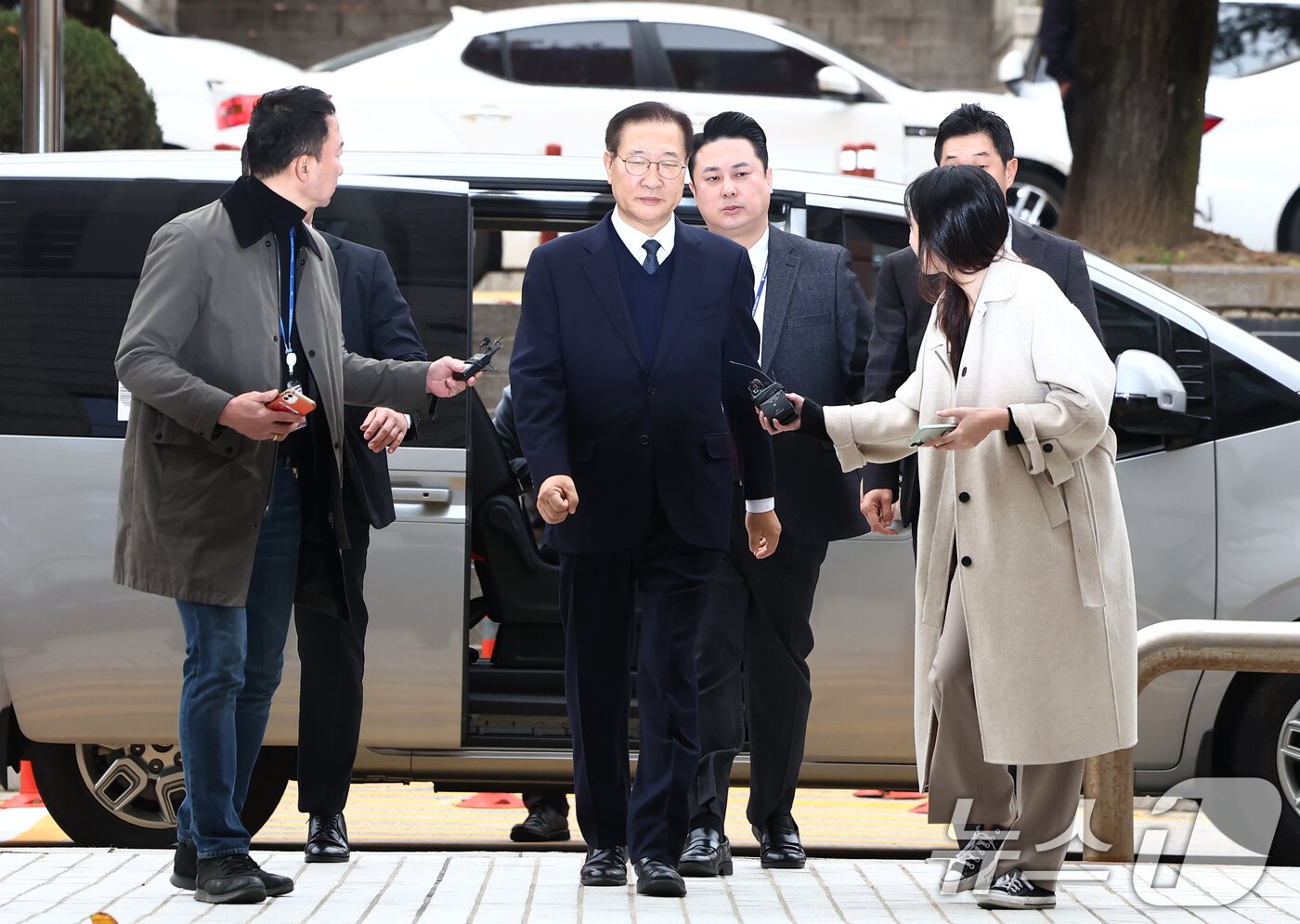 본문 이미지 - 내란 중요임무 종사 및 직권남용 혐의로 구속영장이 청구된 박성재 전 법무부 장관이 13일 오전 서울 서초구 서울중앙지법에서 열린 구속 전 피의자 심문&#40;영장실질심사&#41;에 출석하고 있다. 2025.11.13/뉴스1 ⓒ News1 김민지 기자