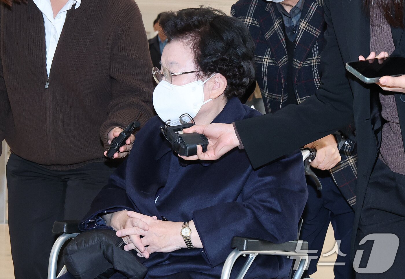 본문 이미지 - 이배용 전 국가교육위원장이 13일 서울 광화문 KT 빌딩에 마련된 김건희특검 사무실로 휠체어를 탄 채 출석하고 있다. 2025.11.13/뉴스1 ⓒ News1 임세영 기자