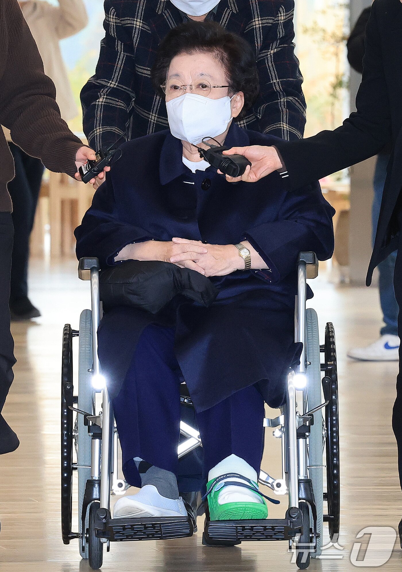 본문 이미지 - 이배용 전 국가교육위원장이 13일 서울 광화문 KT 빌딩에 마련된 김건희특검 사무실로 휠체어를 탄 채 출석하고 있다. 2025.11.13/뉴스1 ⓒ News1 임세영 기자